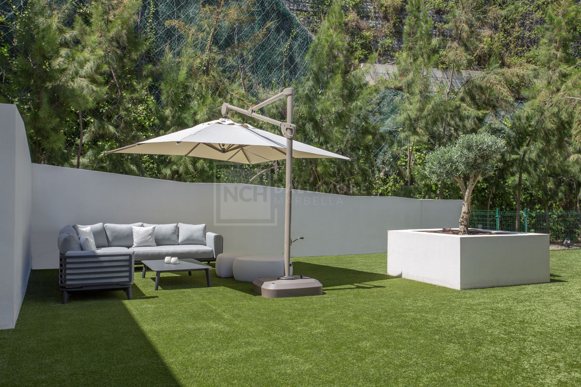 STYLISH 3-BEDROOM APARTMENT WITH PANORAMIC SEA VIEWS IN MARBELLA CLUB HILLS