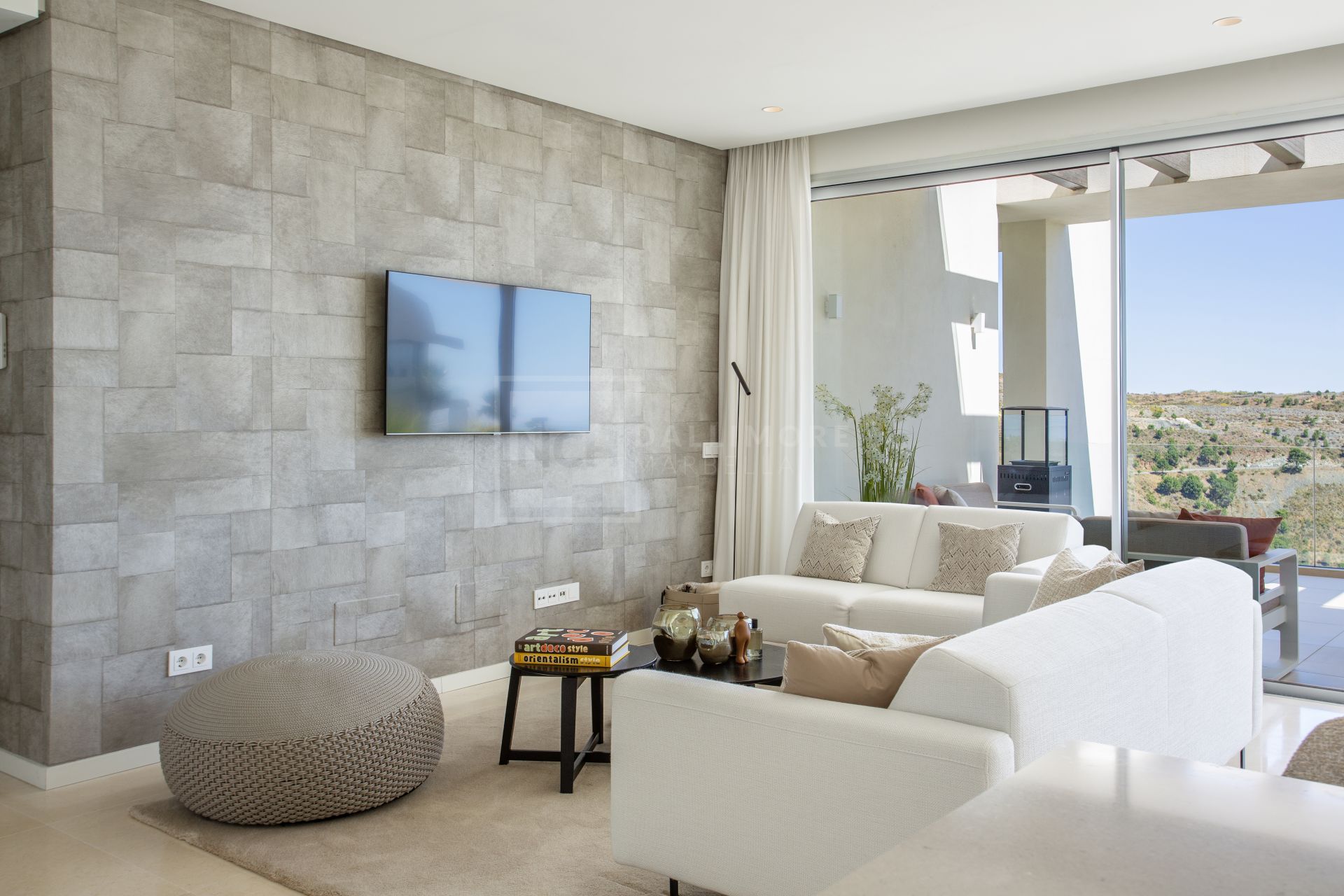 STYLISH 3-BEDROOM APARTMENT WITH PANORAMIC SEA VIEWS IN MARBELLA CLUB HILLS