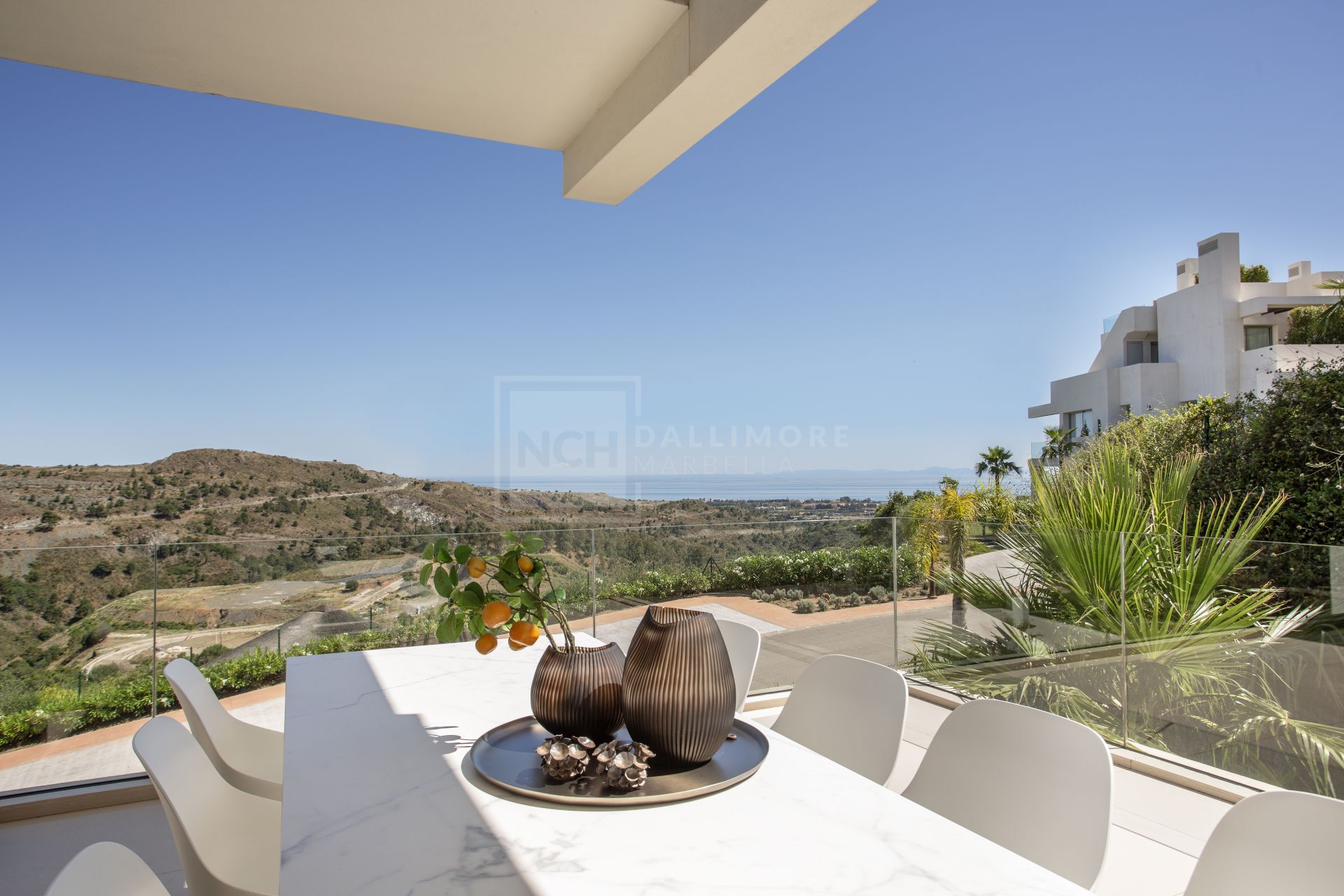 STYLISH 3-BEDROOM APARTMENT WITH PANORAMIC SEA VIEWS IN MARBELLA CLUB HILLS