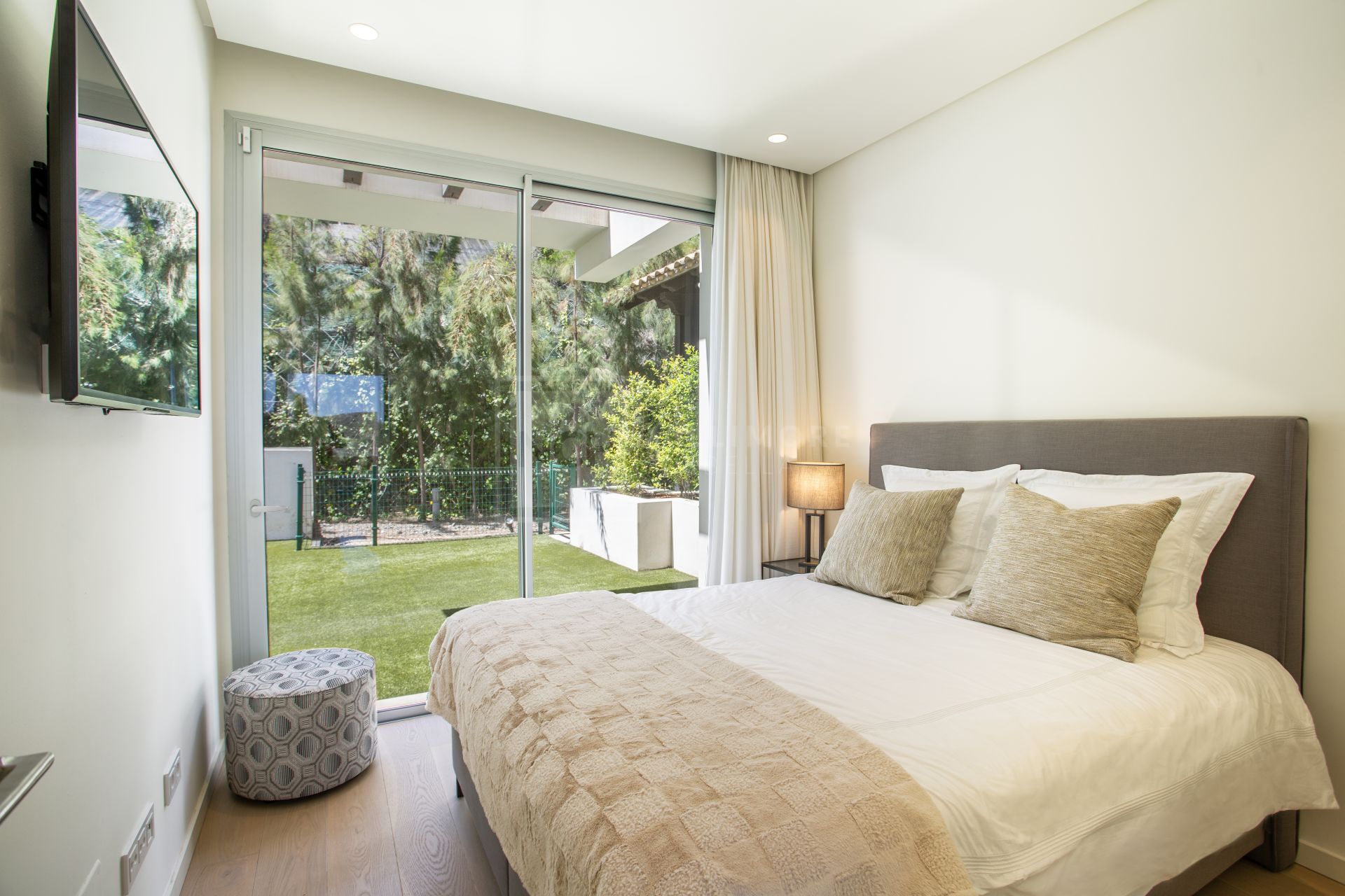 STYLISH 3-BEDROOM APARTMENT WITH PANORAMIC SEA VIEWS IN MARBELLA CLUB HILLS