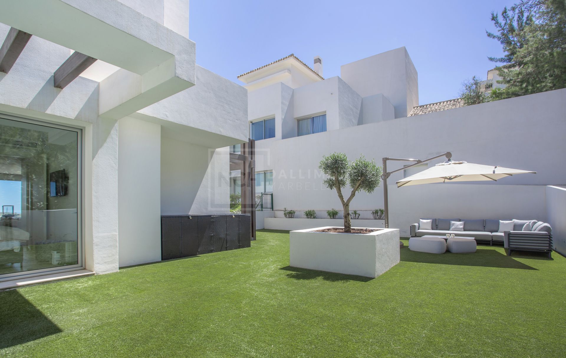 STYLISH 3-BEDROOM APARTMENT WITH PANORAMIC SEA VIEWS IN MARBELLA CLUB HILLS