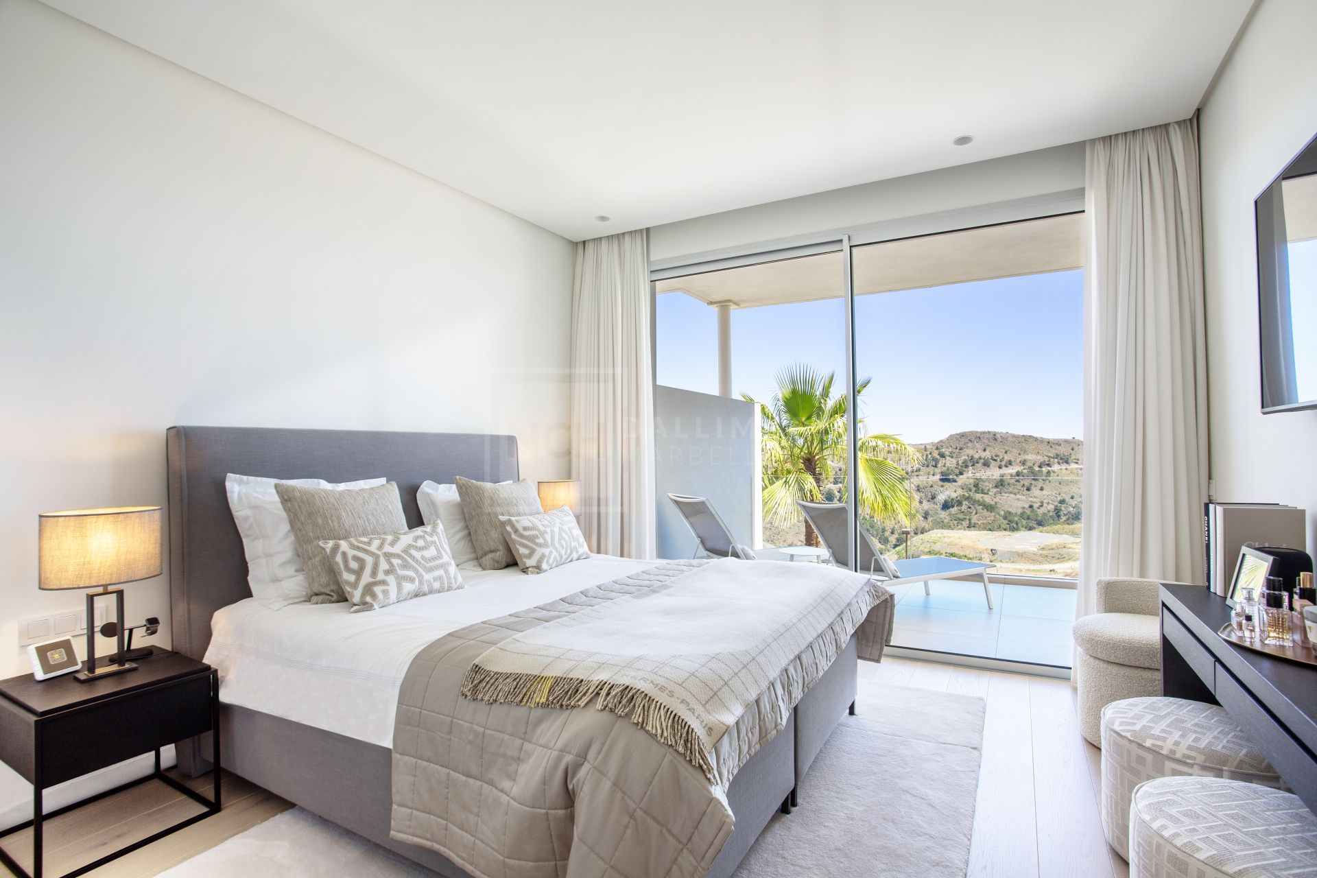 STYLISH 3-BEDROOM APARTMENT WITH PANORAMIC SEA VIEWS IN MARBELLA CLUB HILLS