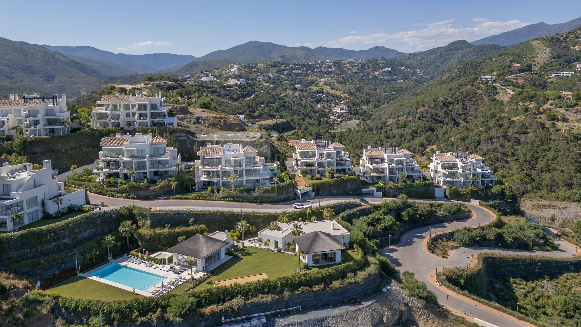 STYLISH 3-BEDROOM APARTMENT WITH PANORAMIC SEA VIEWS IN MARBELLA CLUB HILLS