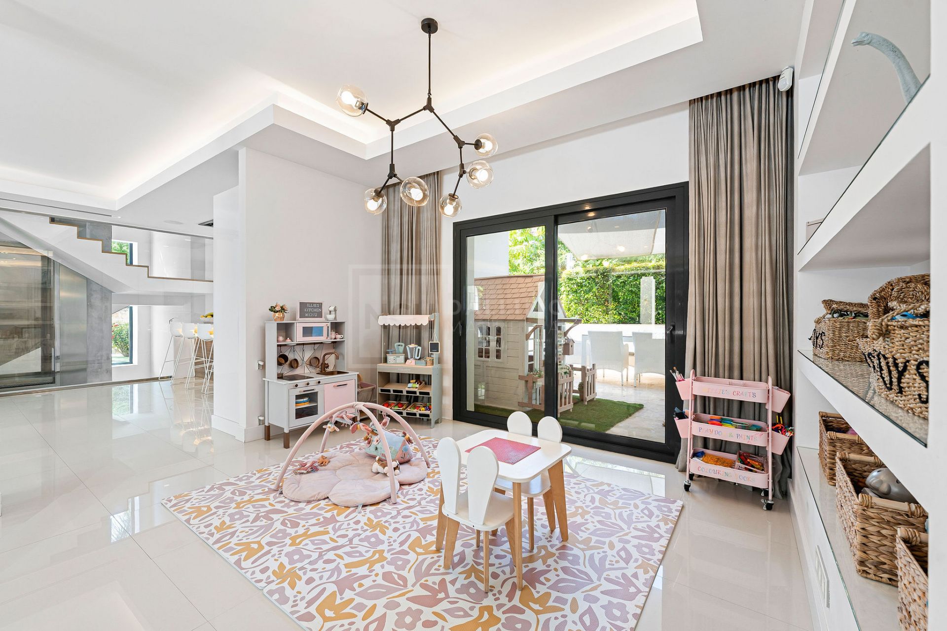 SPACIOUS 5-BEDROOM HOME IN LA QUINTA WITH SOUTH-FACING ORIENTATION AND PRIVATE GARAGE