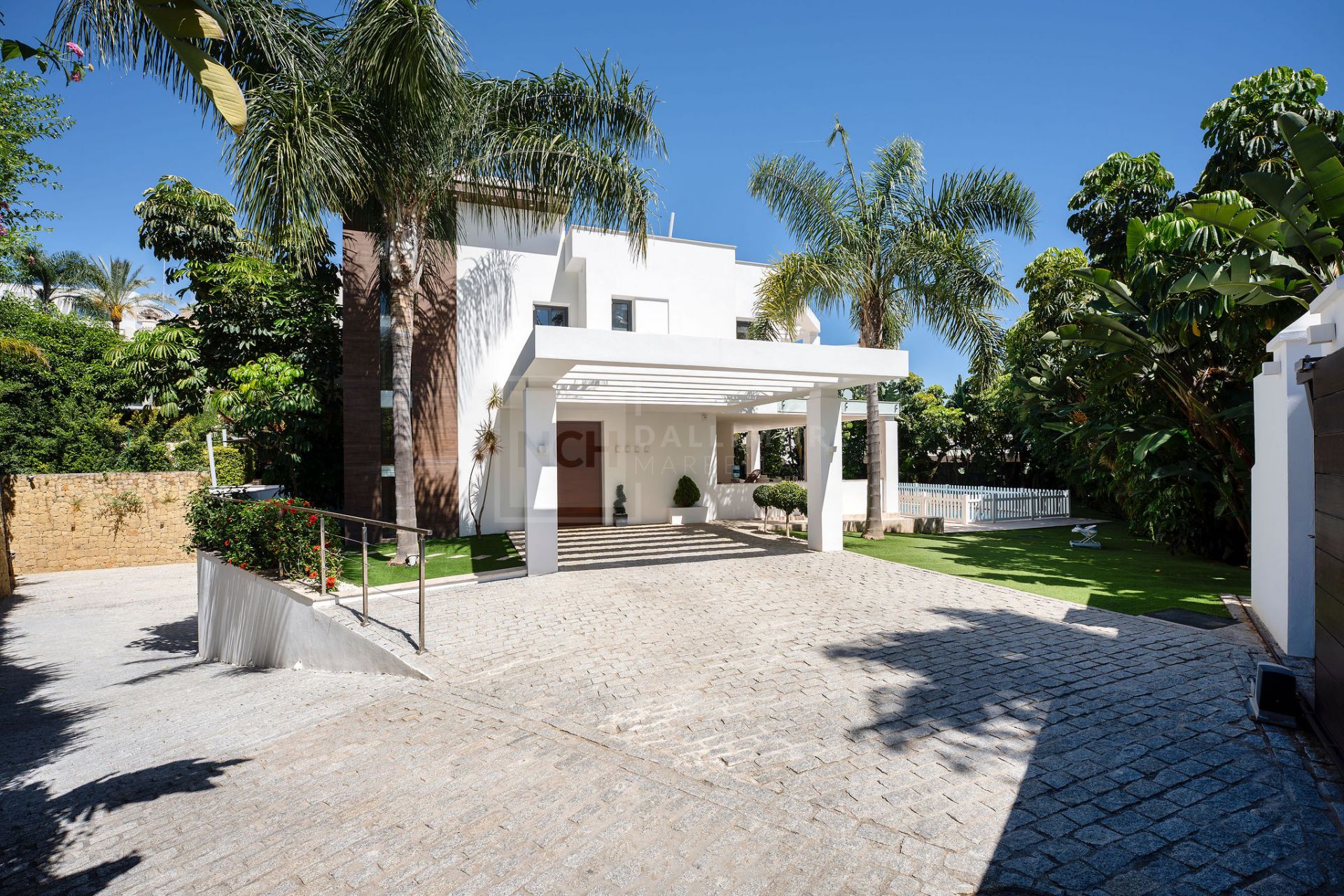 SPACIOUS 5-BEDROOM HOME IN LA QUINTA WITH SOUTH-FACING ORIENTATION AND PRIVATE GARAGE