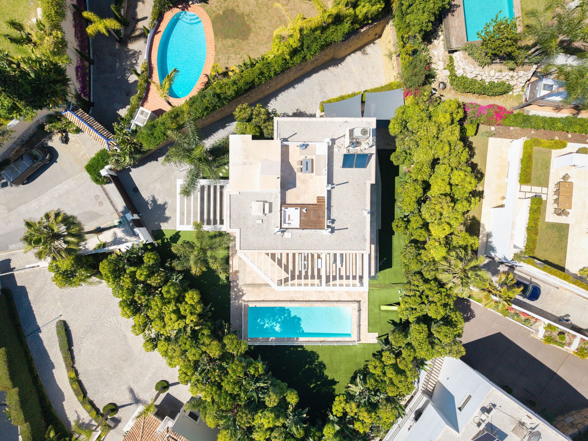 SPACIOUS 5-BEDROOM HOME IN LA QUINTA WITH SOUTH-FACING ORIENTATION AND PRIVATE GARAGE