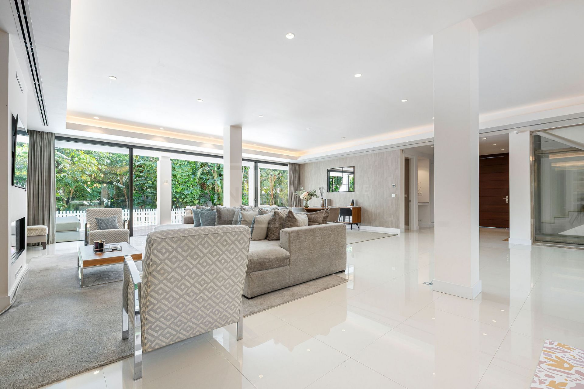 SPACIOUS 5-BEDROOM HOME IN LA QUINTA WITH SOUTH-FACING ORIENTATION AND PRIVATE GARAGE