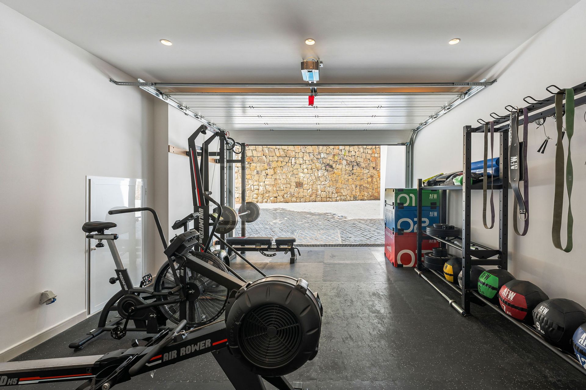 SPACIOUS 5-BEDROOM HOME IN LA QUINTA WITH SOUTH-FACING ORIENTATION AND PRIVATE GARAGE