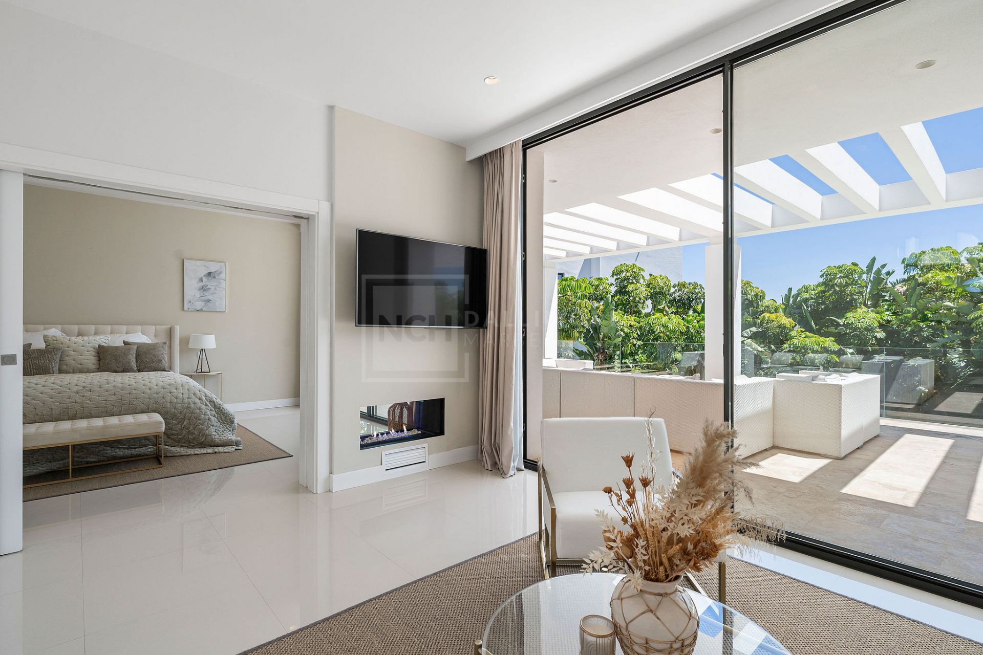 SPACIOUS 5-BEDROOM HOME IN LA QUINTA WITH SOUTH-FACING ORIENTATION AND PRIVATE GARAGE