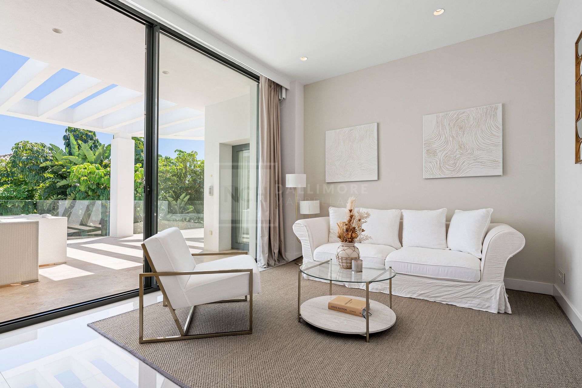 SPACIOUS 5-BEDROOM HOME IN LA QUINTA WITH SOUTH-FACING ORIENTATION AND PRIVATE GARAGE