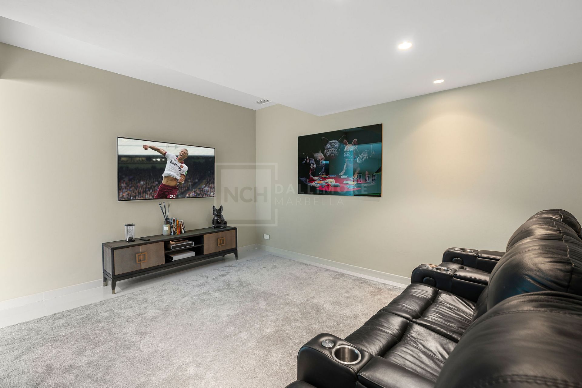 SPACIOUS 5-BEDROOM HOME IN LA QUINTA WITH SOUTH-FACING ORIENTATION AND PRIVATE GARAGE