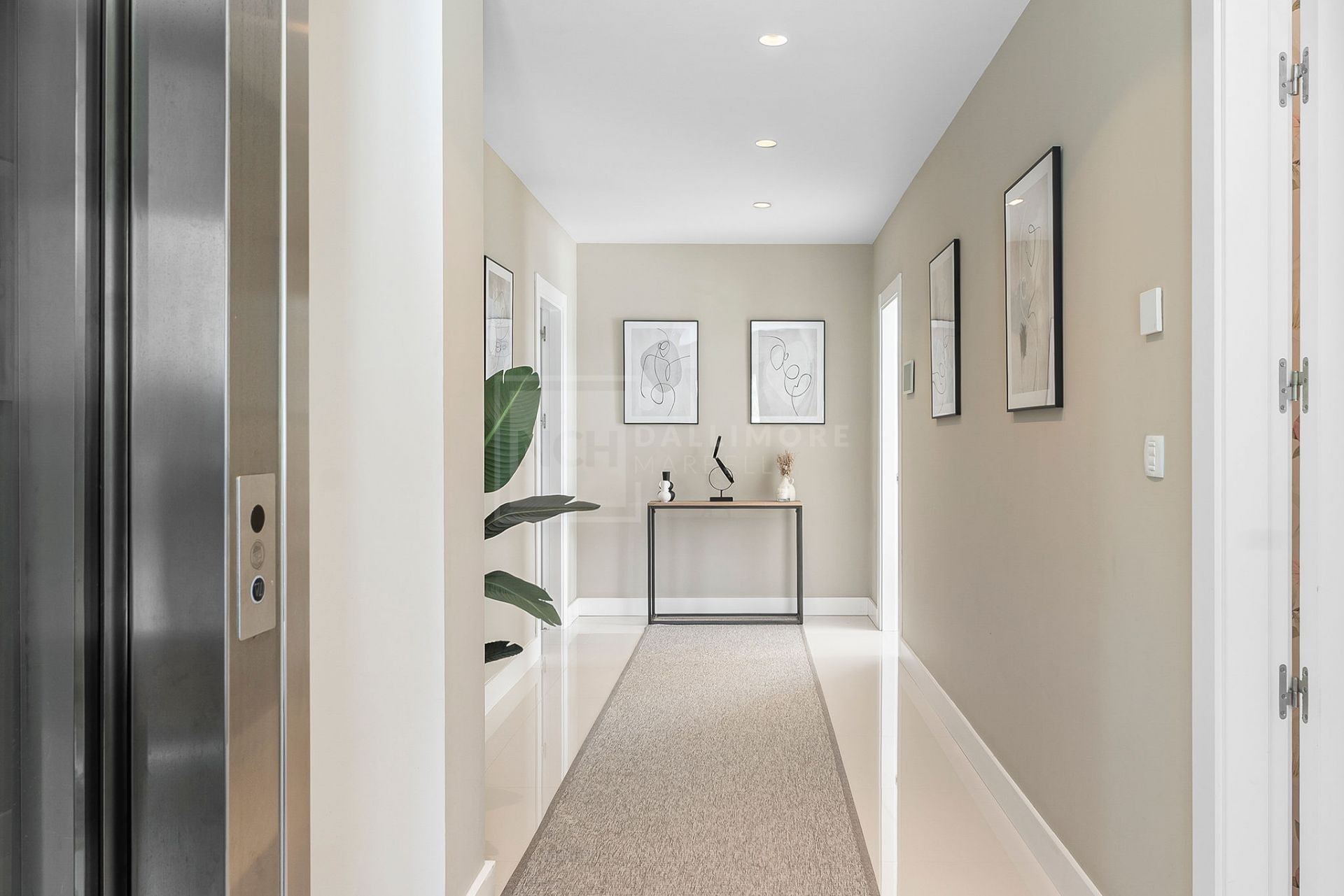 SPACIOUS 5-BEDROOM HOME IN LA QUINTA WITH SOUTH-FACING ORIENTATION AND PRIVATE GARAGE