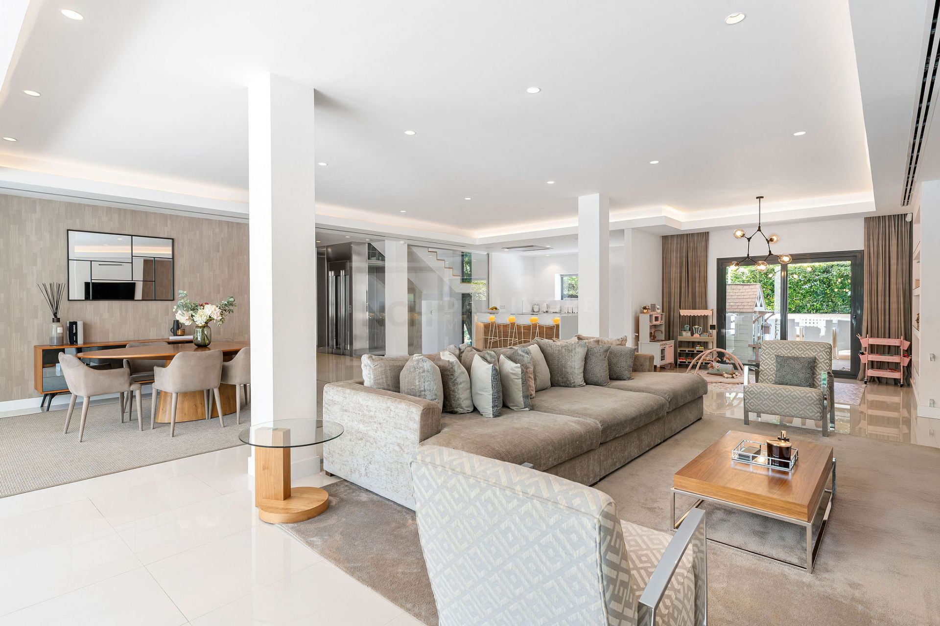 SPACIOUS 5-BEDROOM HOME IN LA QUINTA WITH SOUTH-FACING ORIENTATION AND PRIVATE GARAGE