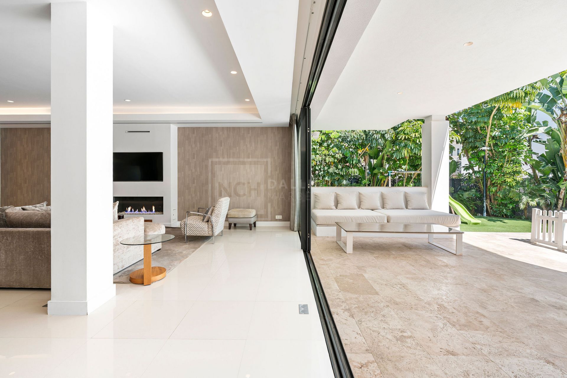 SPACIOUS 5-BEDROOM HOME IN LA QUINTA WITH SOUTH-FACING ORIENTATION AND PRIVATE GARAGE