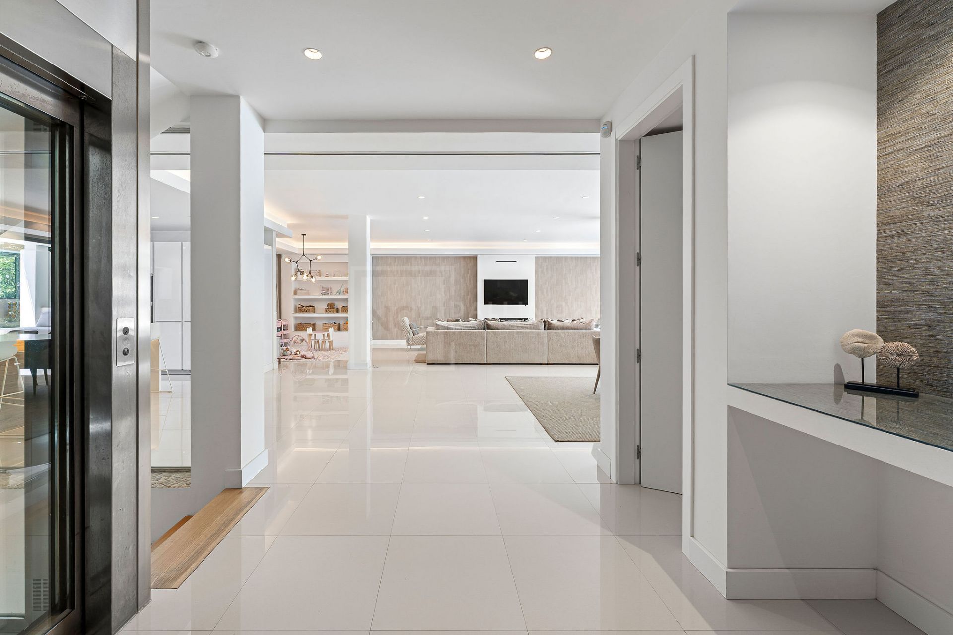 SPACIOUS 5-BEDROOM HOME IN LA QUINTA WITH SOUTH-FACING ORIENTATION AND PRIVATE GARAGE