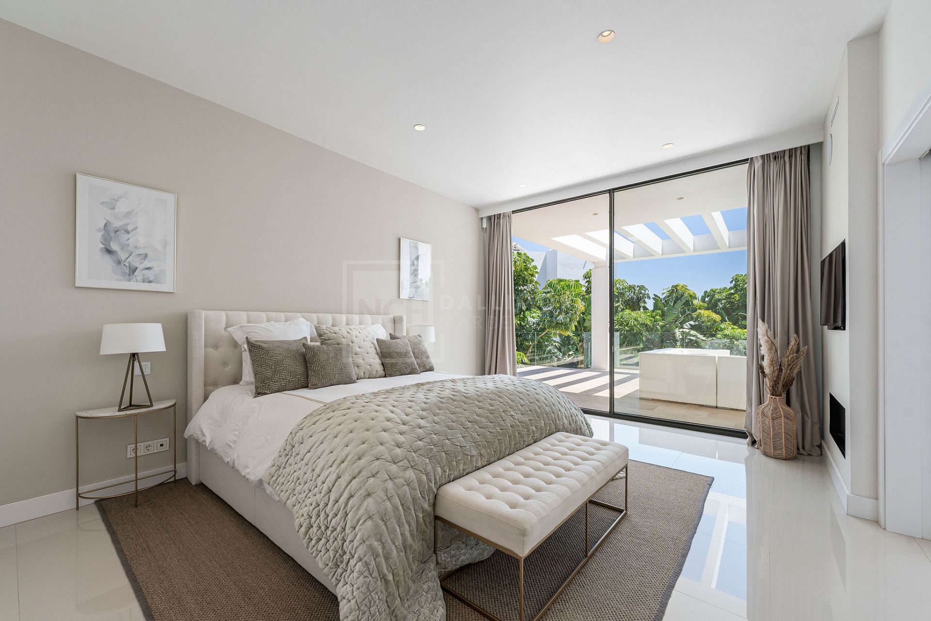 SPACIOUS 5-BEDROOM HOME IN LA QUINTA WITH SOUTH-FACING ORIENTATION AND PRIVATE GARAGE