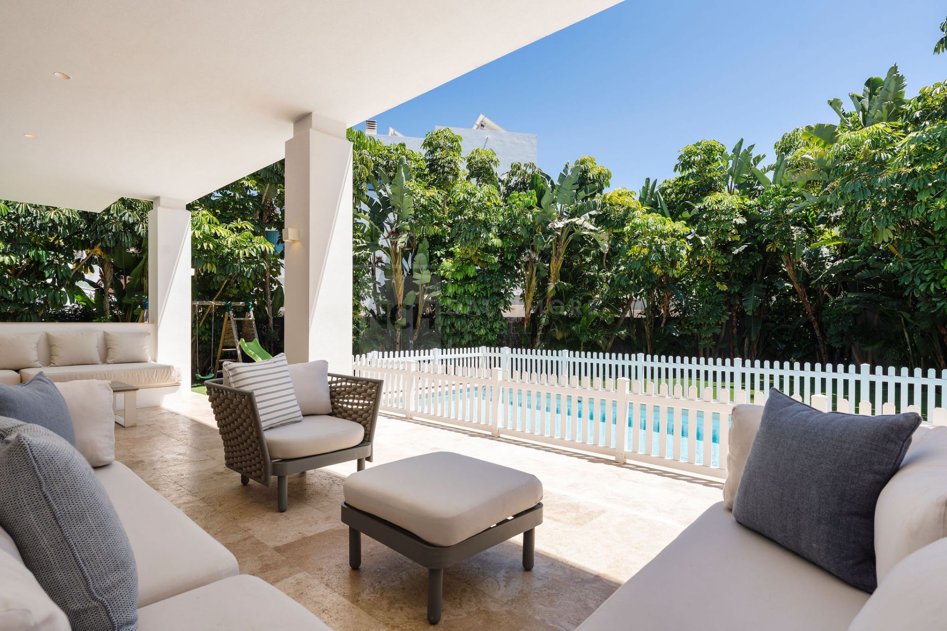 SPACIOUS 5-BEDROOM HOME IN LA QUINTA WITH SOUTH-FACING ORIENTATION AND PRIVATE GARAGE