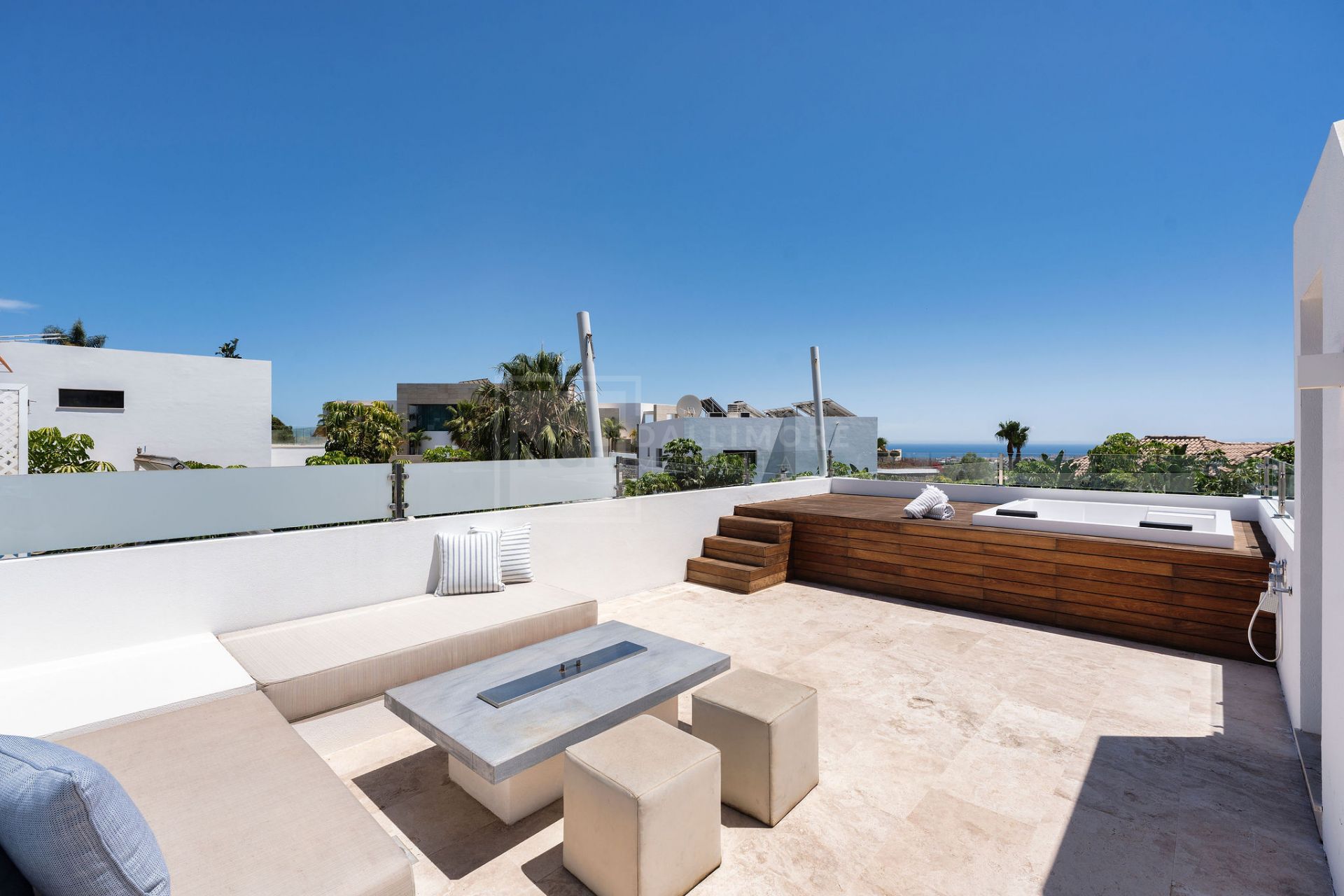 SPACIOUS 5-BEDROOM HOME IN LA QUINTA WITH SOUTH-FACING ORIENTATION AND PRIVATE GARAGE