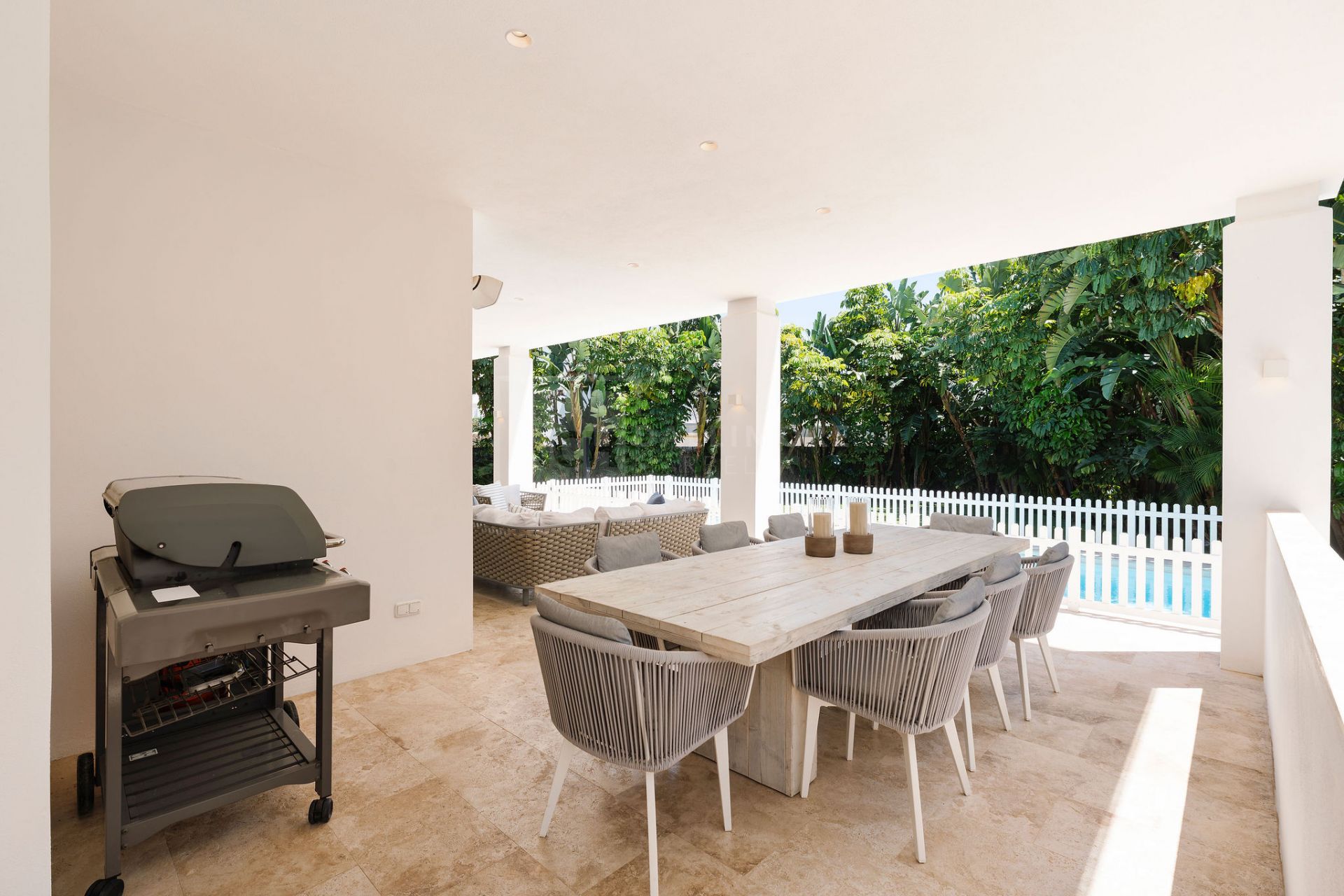 SPACIOUS 5-BEDROOM HOME IN LA QUINTA WITH SOUTH-FACING ORIENTATION AND PRIVATE GARAGE