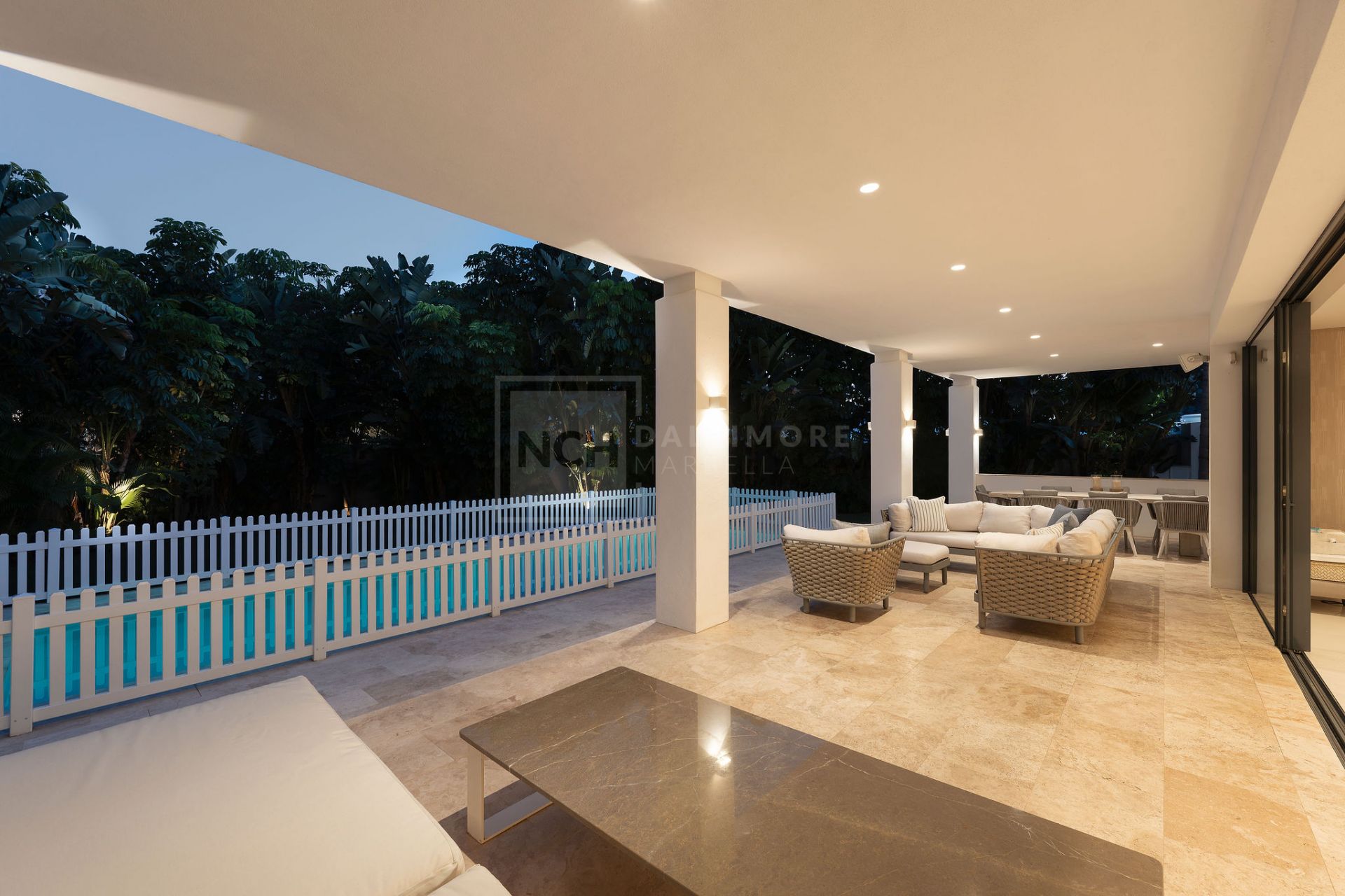SPACIOUS 5-BEDROOM HOME IN LA QUINTA WITH SOUTH-FACING ORIENTATION AND PRIVATE GARAGE