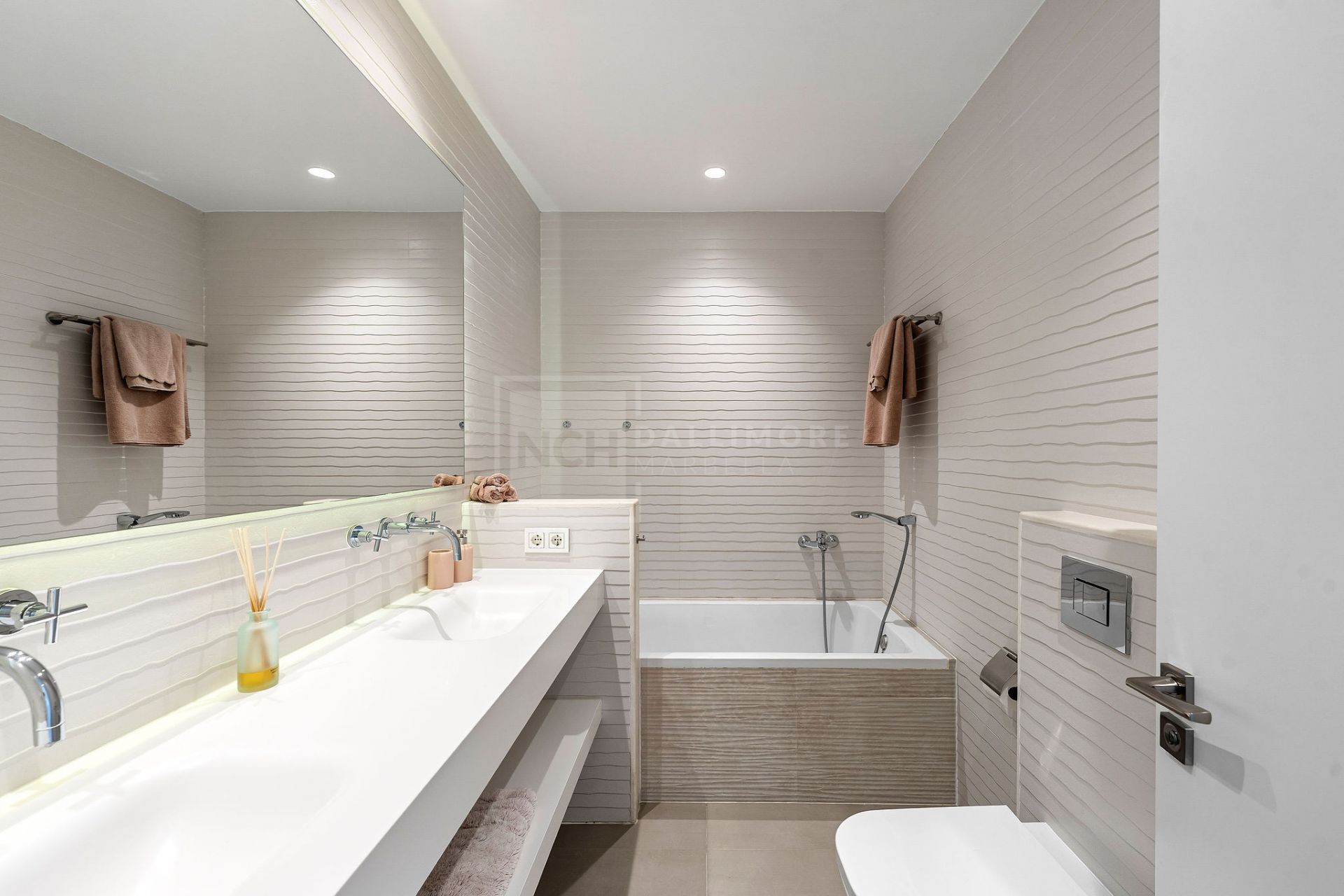 SPACIOUS 5-BEDROOM HOME IN LA QUINTA WITH SOUTH-FACING ORIENTATION AND PRIVATE GARAGE