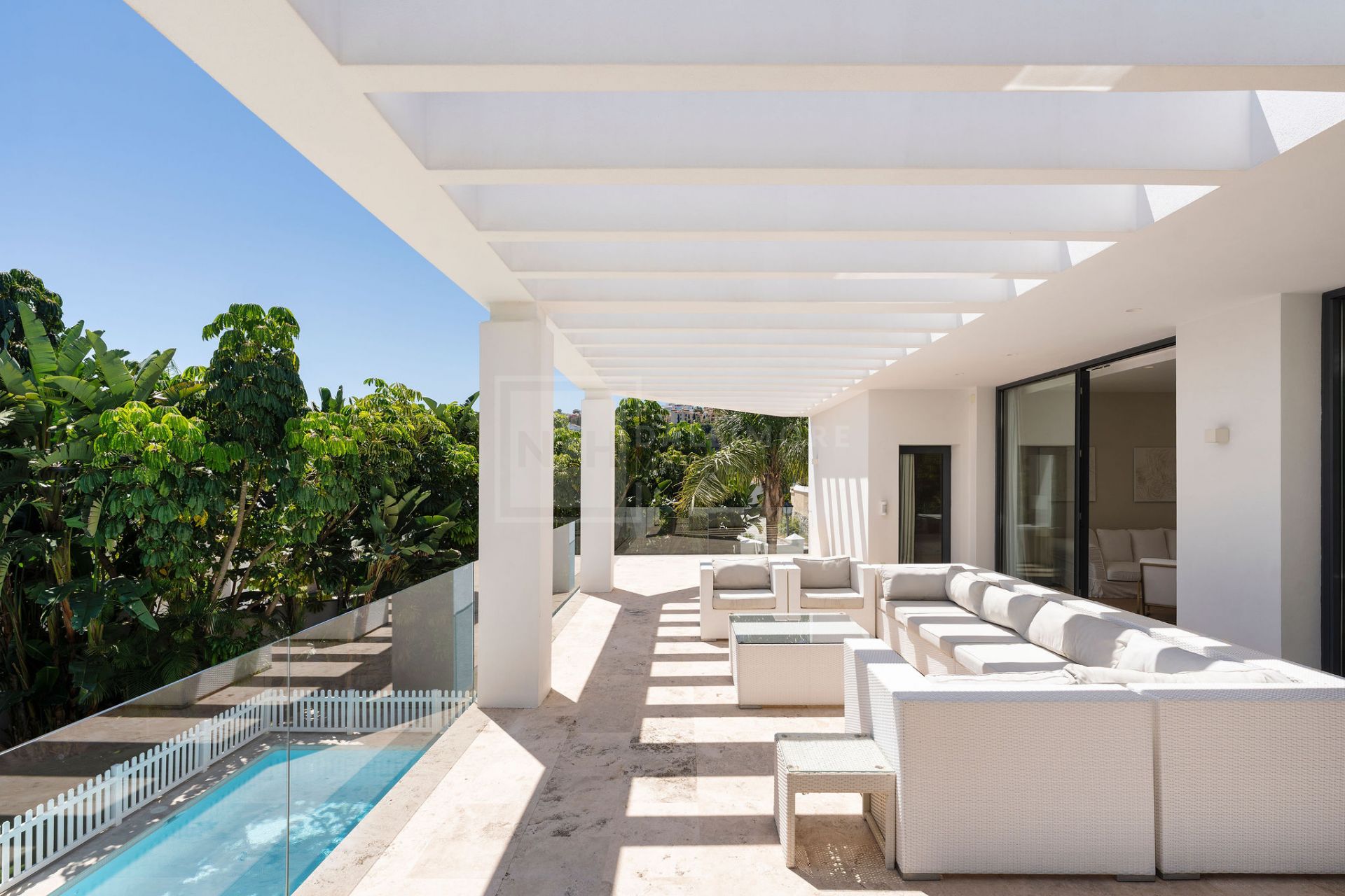 SPACIOUS 5-BEDROOM HOME IN LA QUINTA WITH SOUTH-FACING ORIENTATION AND PRIVATE GARAGE