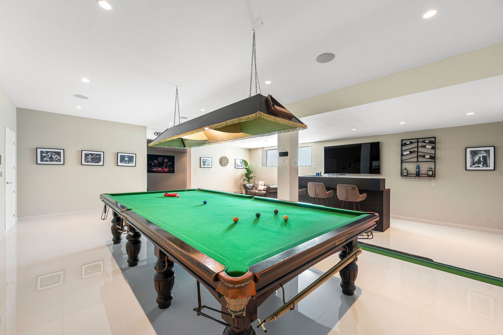 SPACIOUS 5-BEDROOM HOME IN LA QUINTA WITH SOUTH-FACING ORIENTATION AND PRIVATE GARAGE