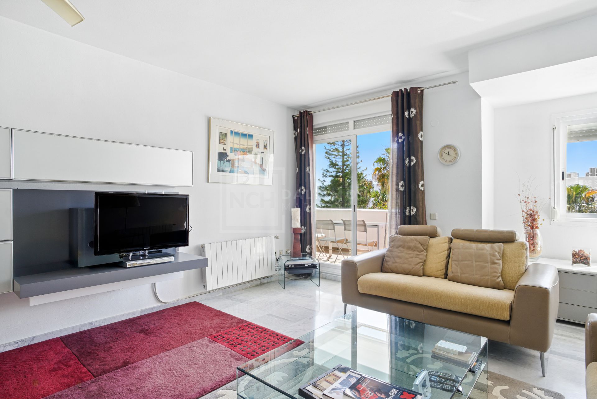 Impresionante ático dúplex con orientación sur en la conocida y cerrada comunidad Marbella Real