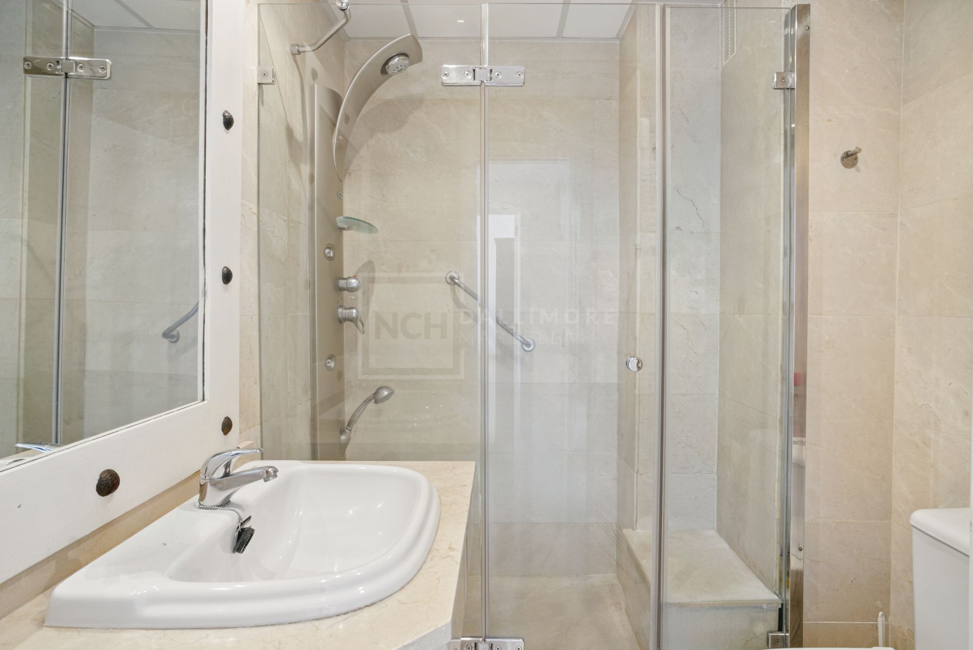 Impresionante ático dúplex con orientación sur en la conocida y cerrada comunidad Marbella Real