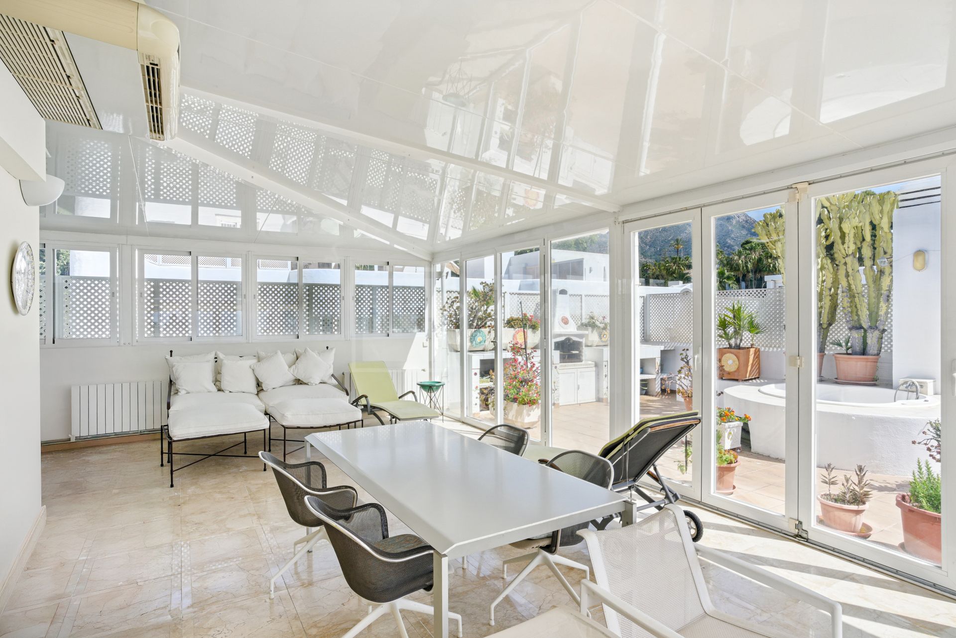 Impresionante ático dúplex con orientación sur en la conocida y cerrada comunidad Marbella Real