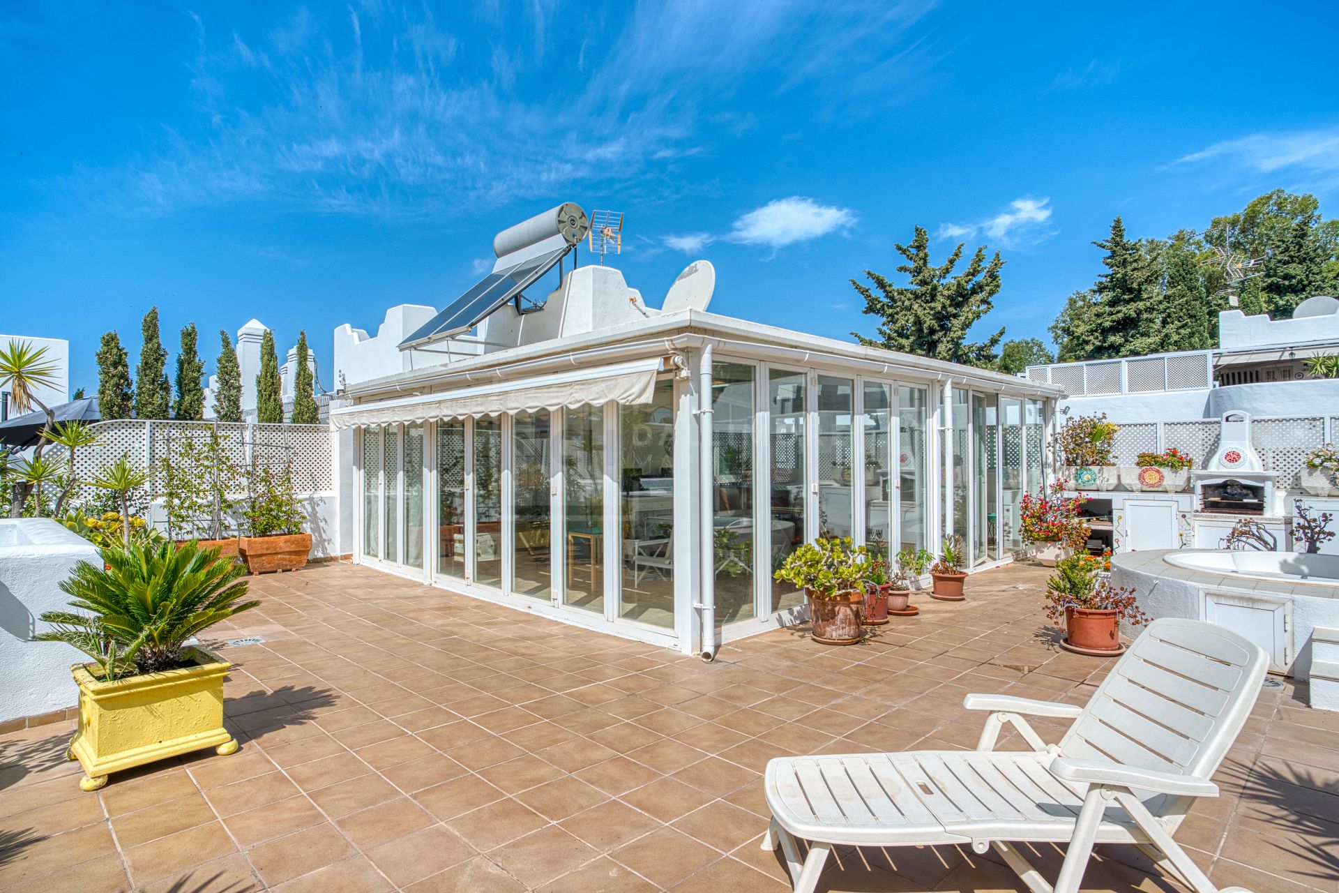 Impresionante ático dúplex con orientación sur en la conocida y cerrada comunidad Marbella Real