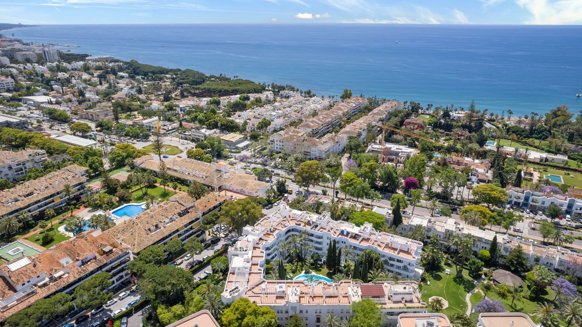 Impresionante ático dúplex con orientación sur en la conocida y cerrada comunidad Marbella Real