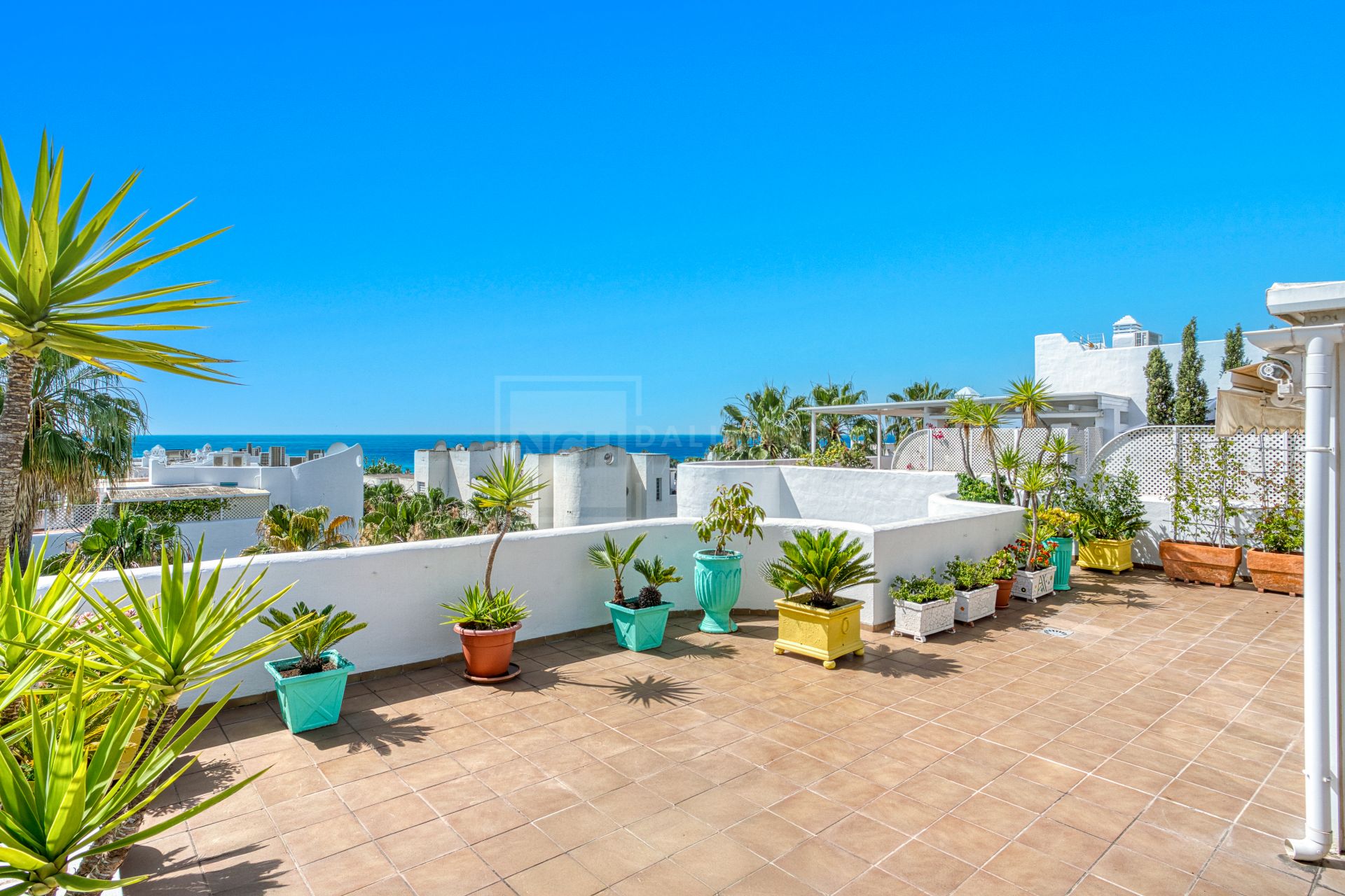 Impresionante ático dúplex con orientación sur en la conocida y cerrada comunidad Marbella Real