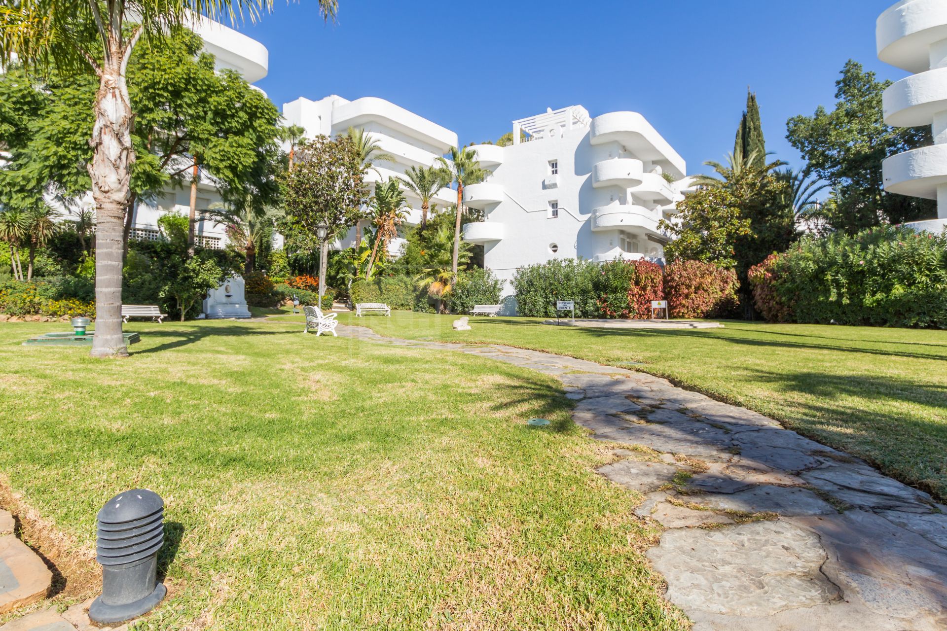 Impresionante ático dúplex con orientación sur en la conocida y cerrada comunidad Marbella Real