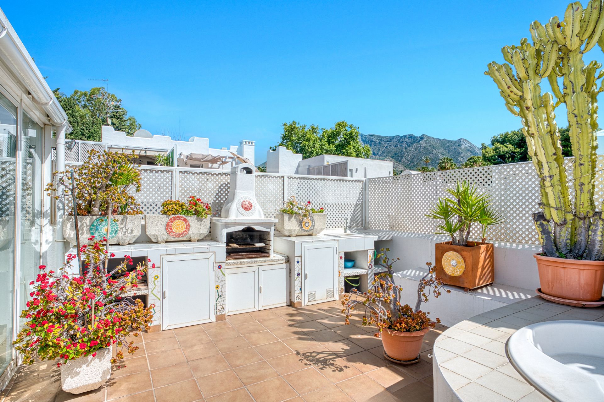 Impresionante ático dúplex con orientación sur en la conocida y cerrada comunidad Marbella Real