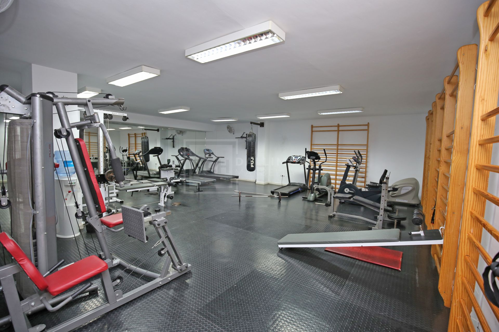 Impresionante ático dúplex con orientación sur en la conocida y cerrada comunidad Marbella Real