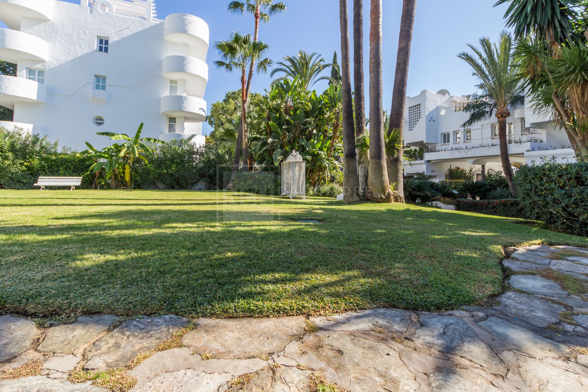 Impresionante ático dúplex con orientación sur en la conocida y cerrada comunidad Marbella Real