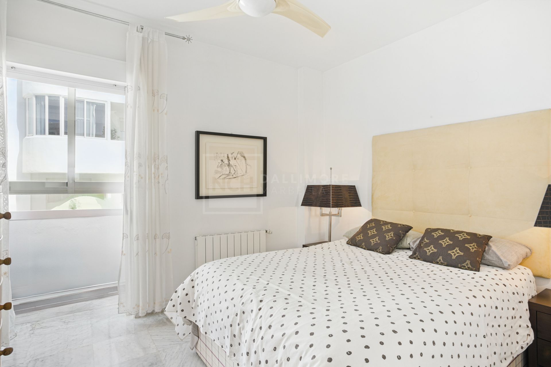 Impresionante ático dúplex con orientación sur en la conocida y cerrada comunidad Marbella Real