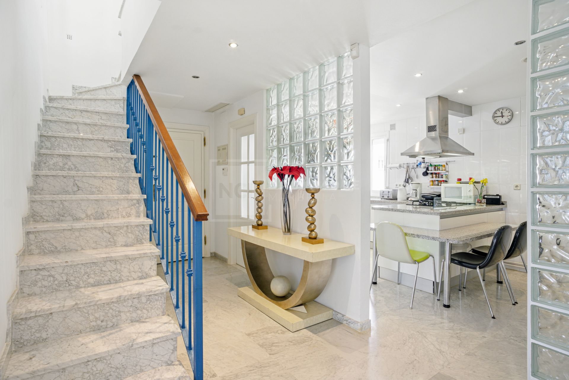 Impresionante ático dúplex con orientación sur en la conocida y cerrada comunidad Marbella Real