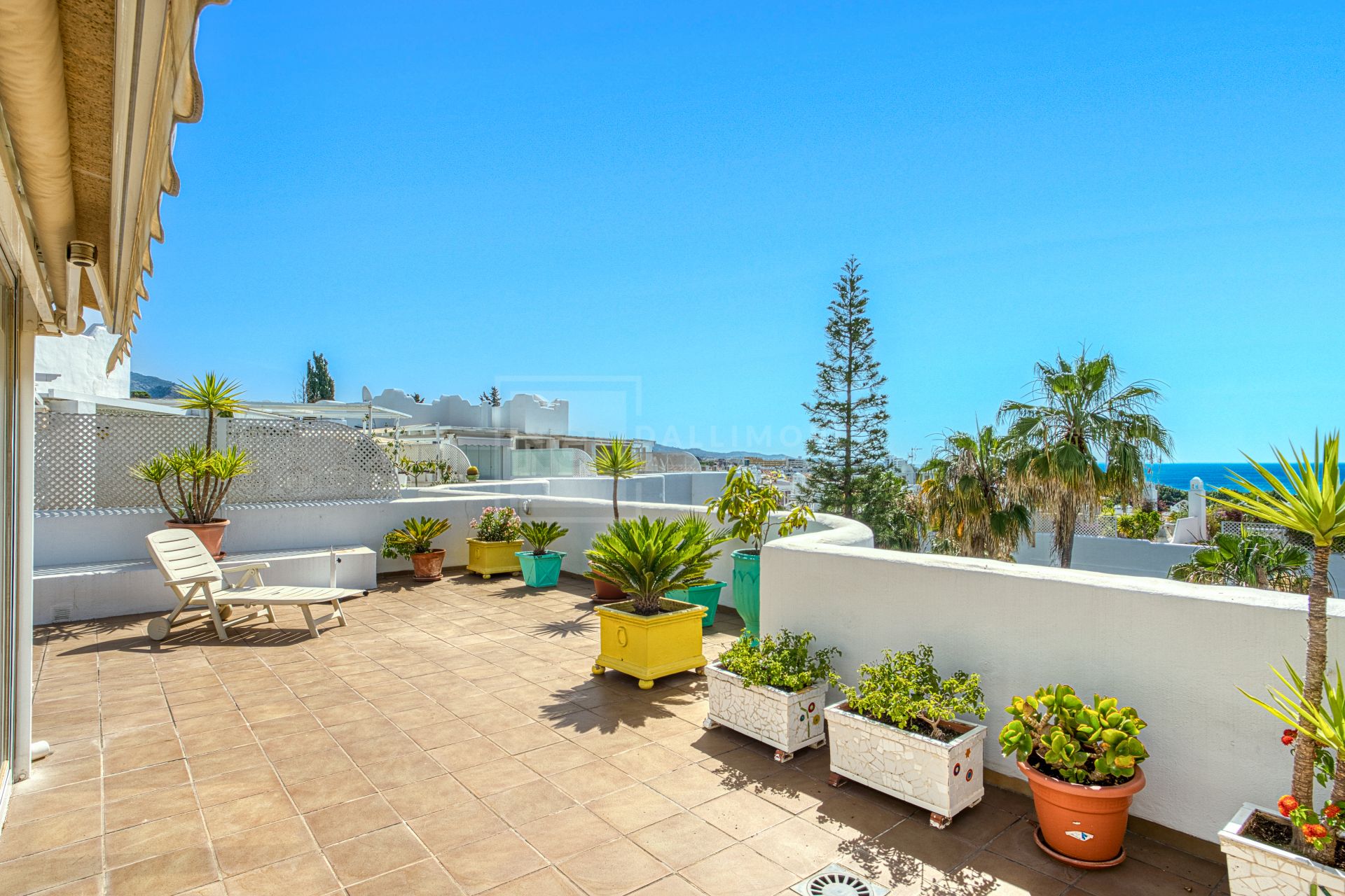 Impresionante ático dúplex con orientación sur en la conocida y cerrada comunidad Marbella Real