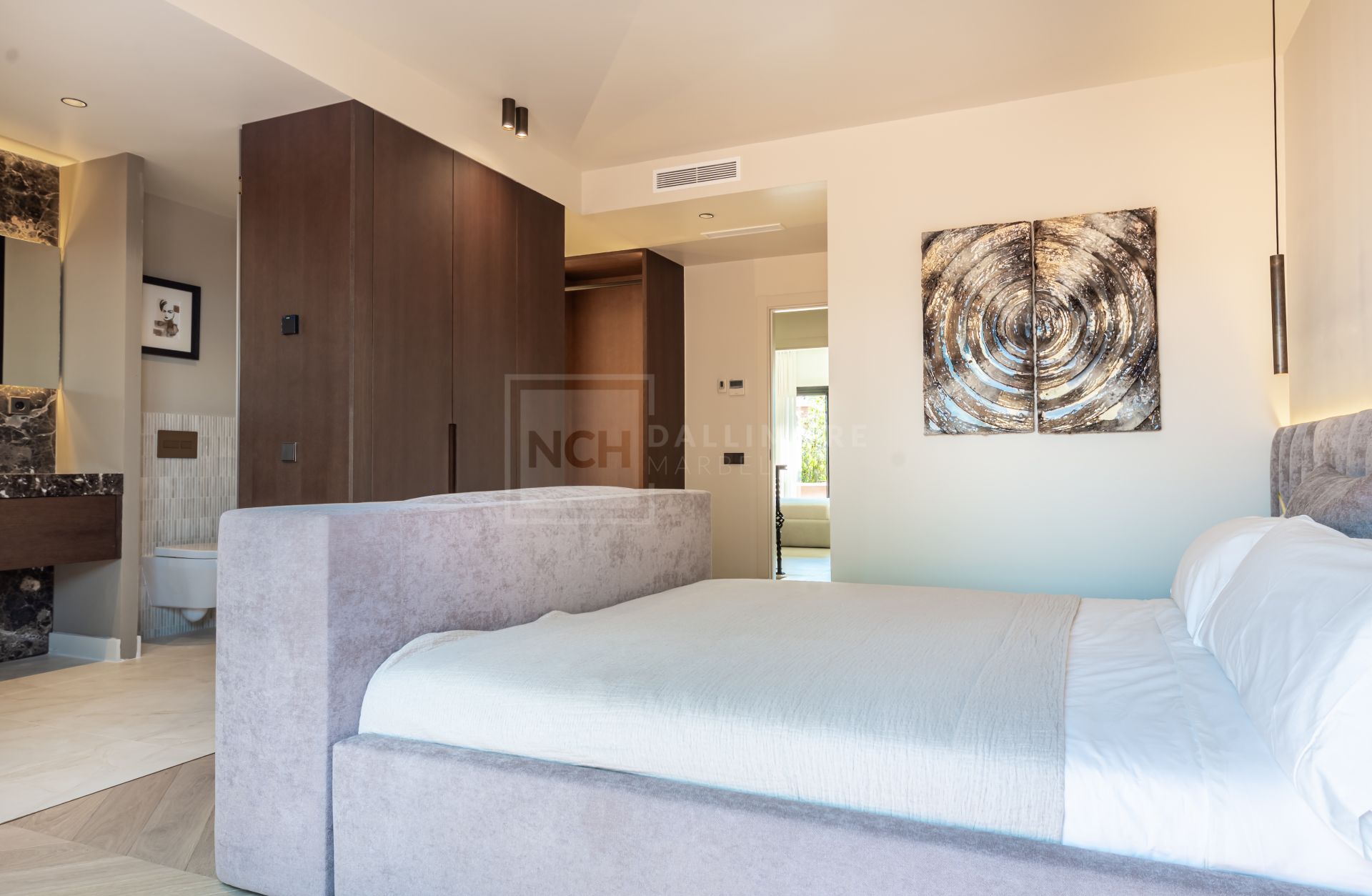 ELEGANT TOWNHOUSE ON MARBELLA'S GOLDEN MILE