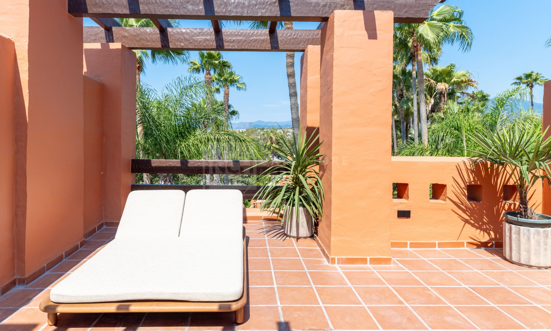 ELEGANT TOWNHOUSE ON MARBELLA'S GOLDEN MILE