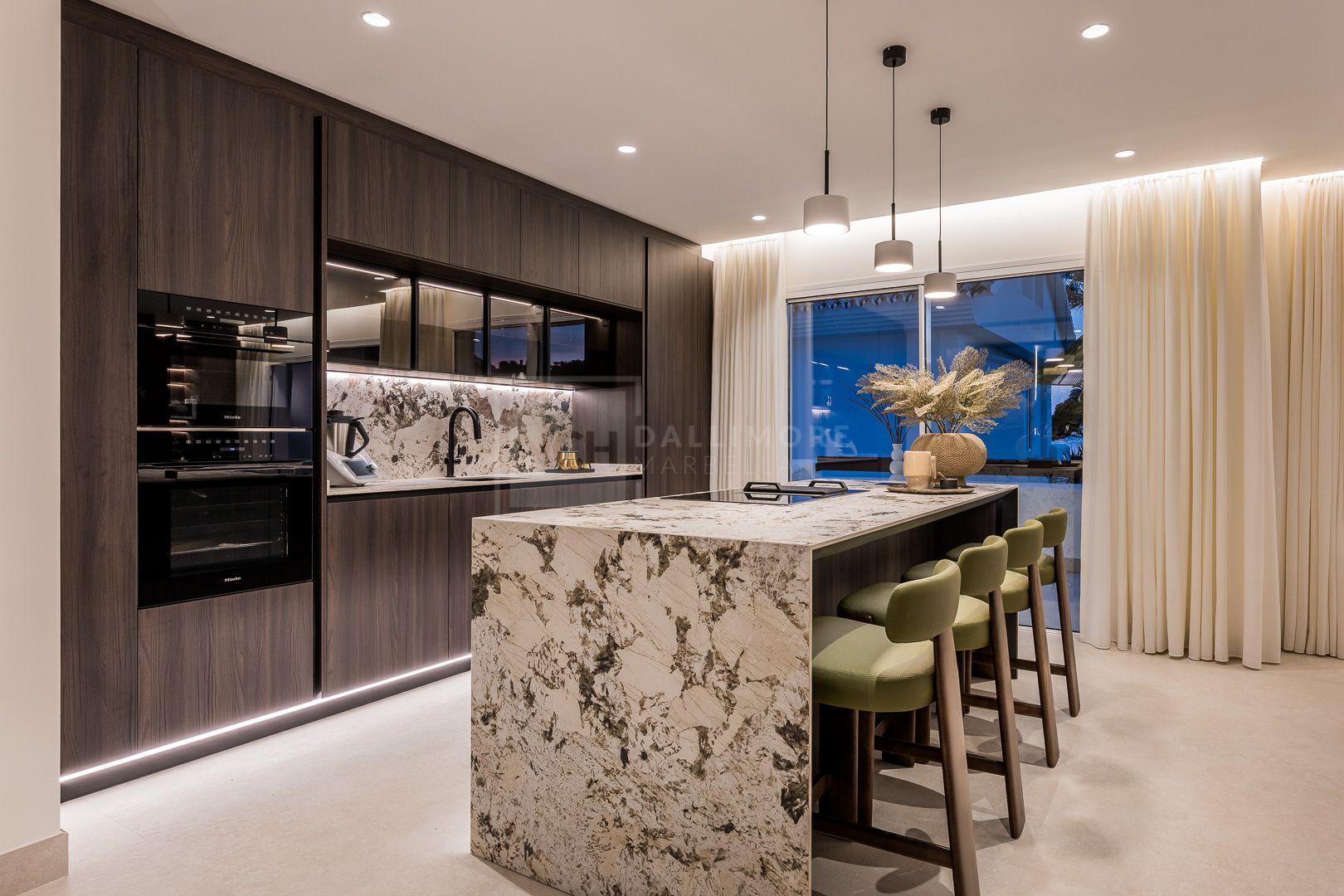 BEACHSIDE 3-BEDROOM APARTMENT WITH SEA VIEWS IN MARBELLA