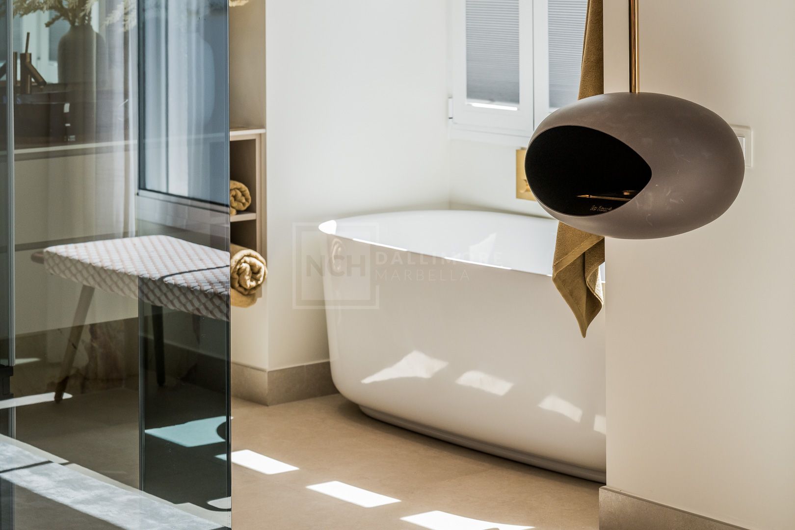 BEACHSIDE 3-BEDROOM APARTMENT WITH SEA VIEWS IN MARBELLA