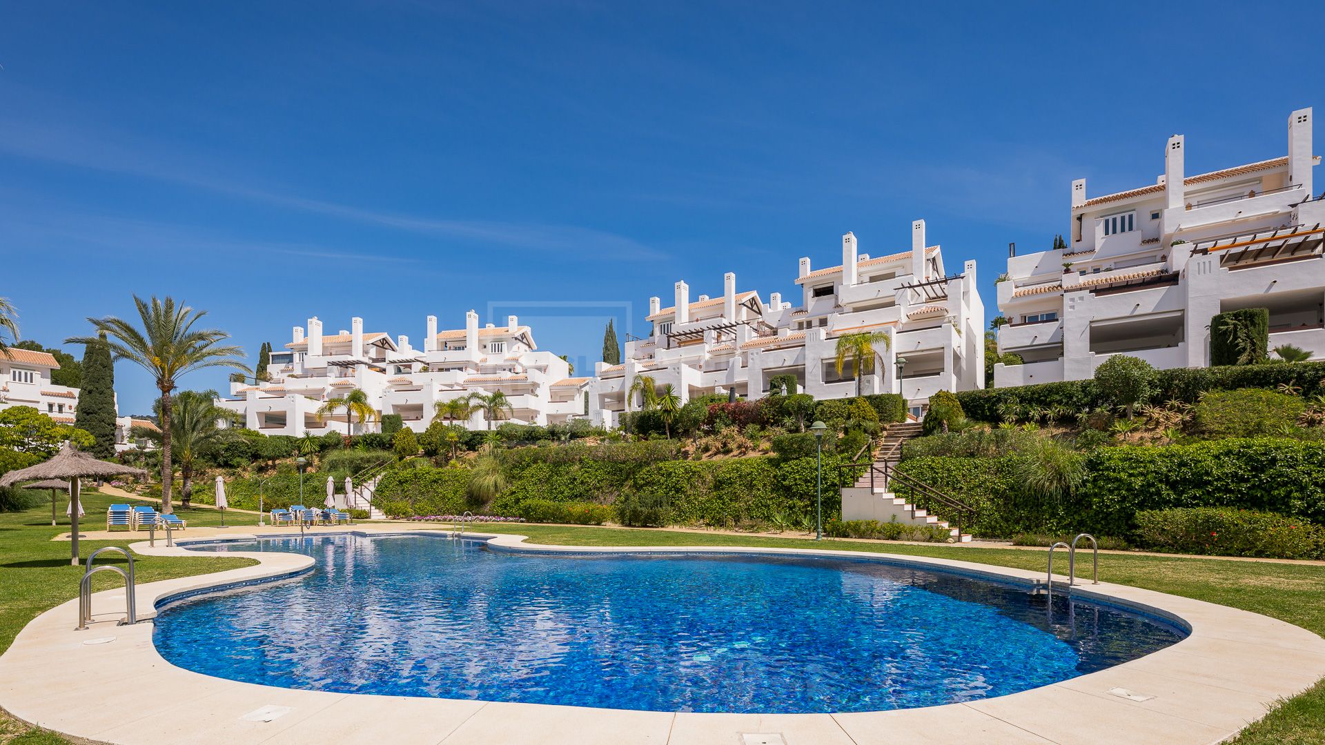 BEACHSIDE 3-BEDROOM APARTMENT WITH SEA VIEWS IN MARBELLA