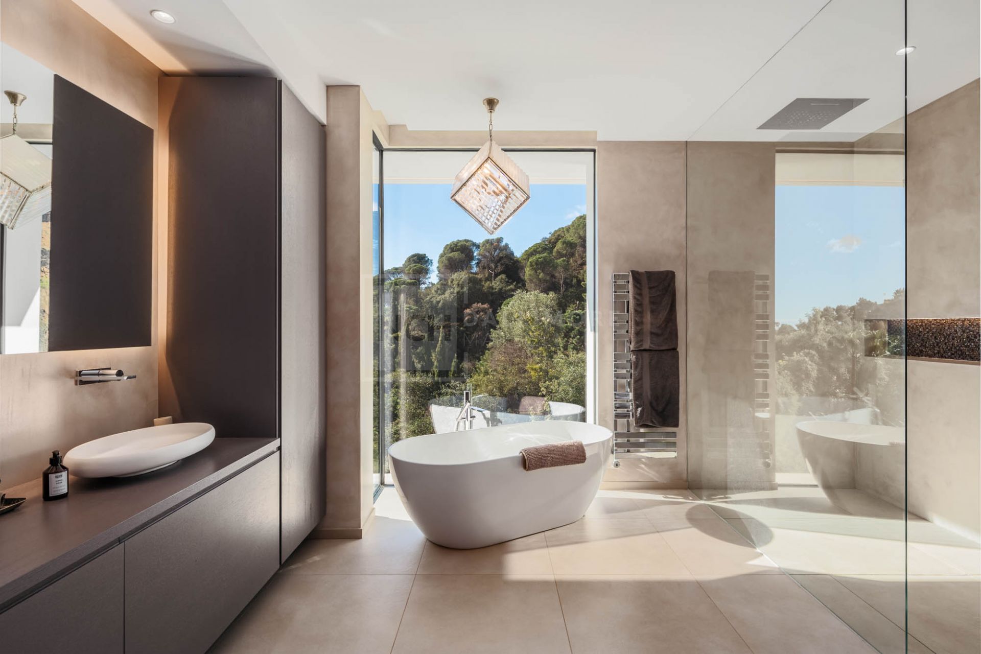 Villa en venta en El Madroñal, Benahavis