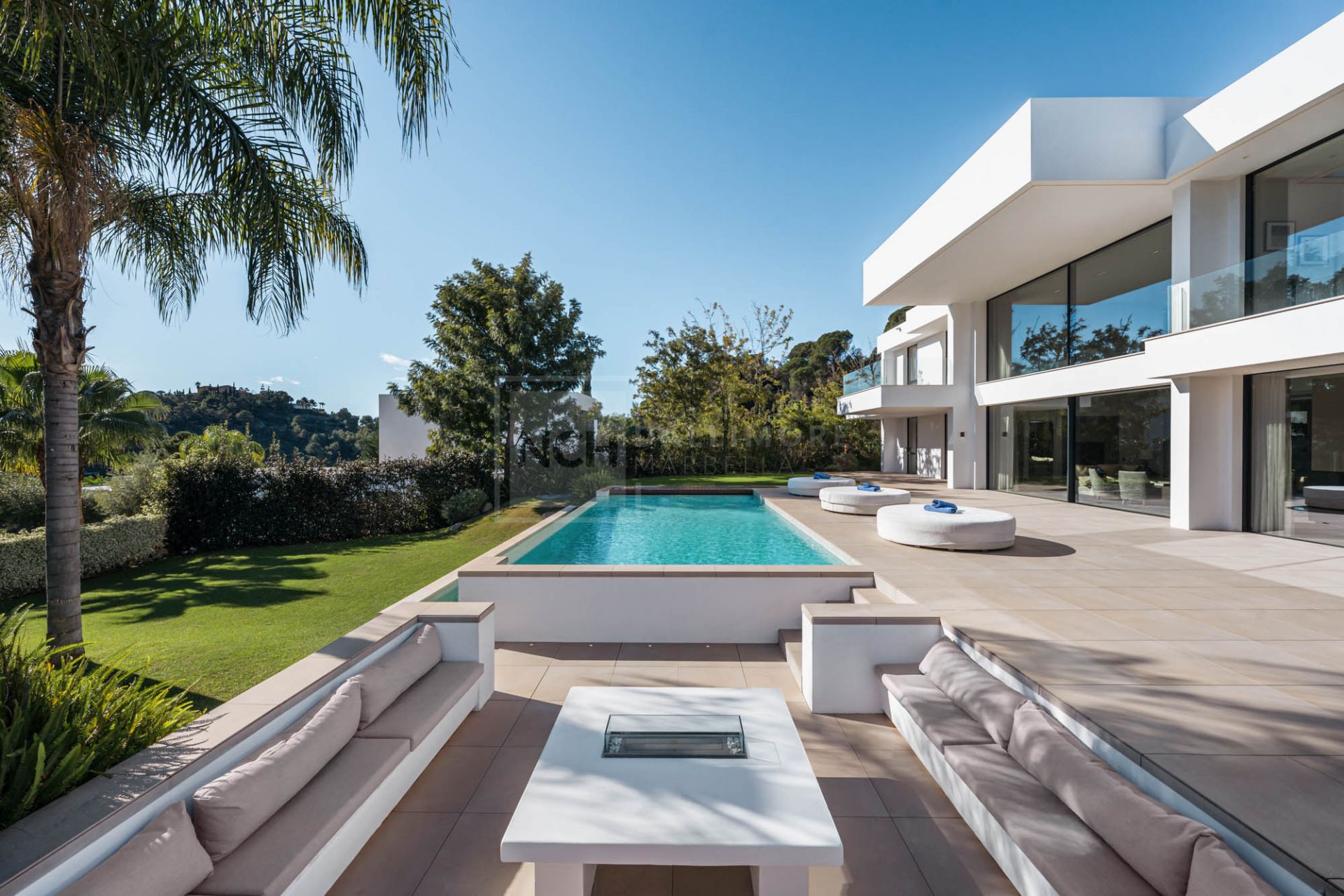 Villa en venta en El Madroñal, Benahavis