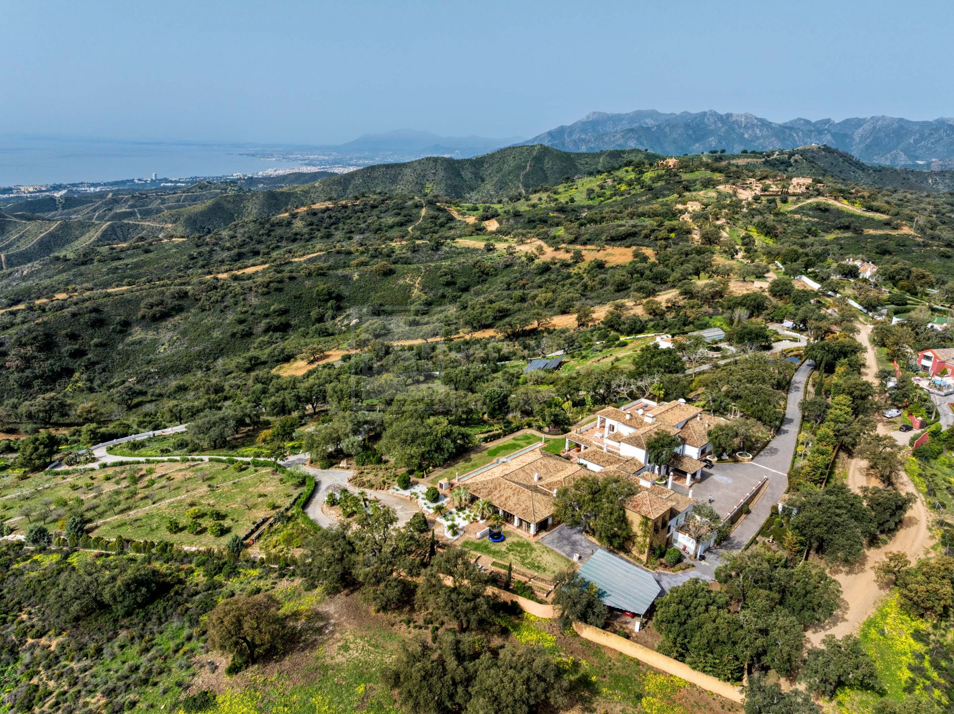 EXCLUSIVA FINCA DE LUJO CON IMPRESIONANTES VISTAS AL MAR EN EL ESTE DE MARBELLA