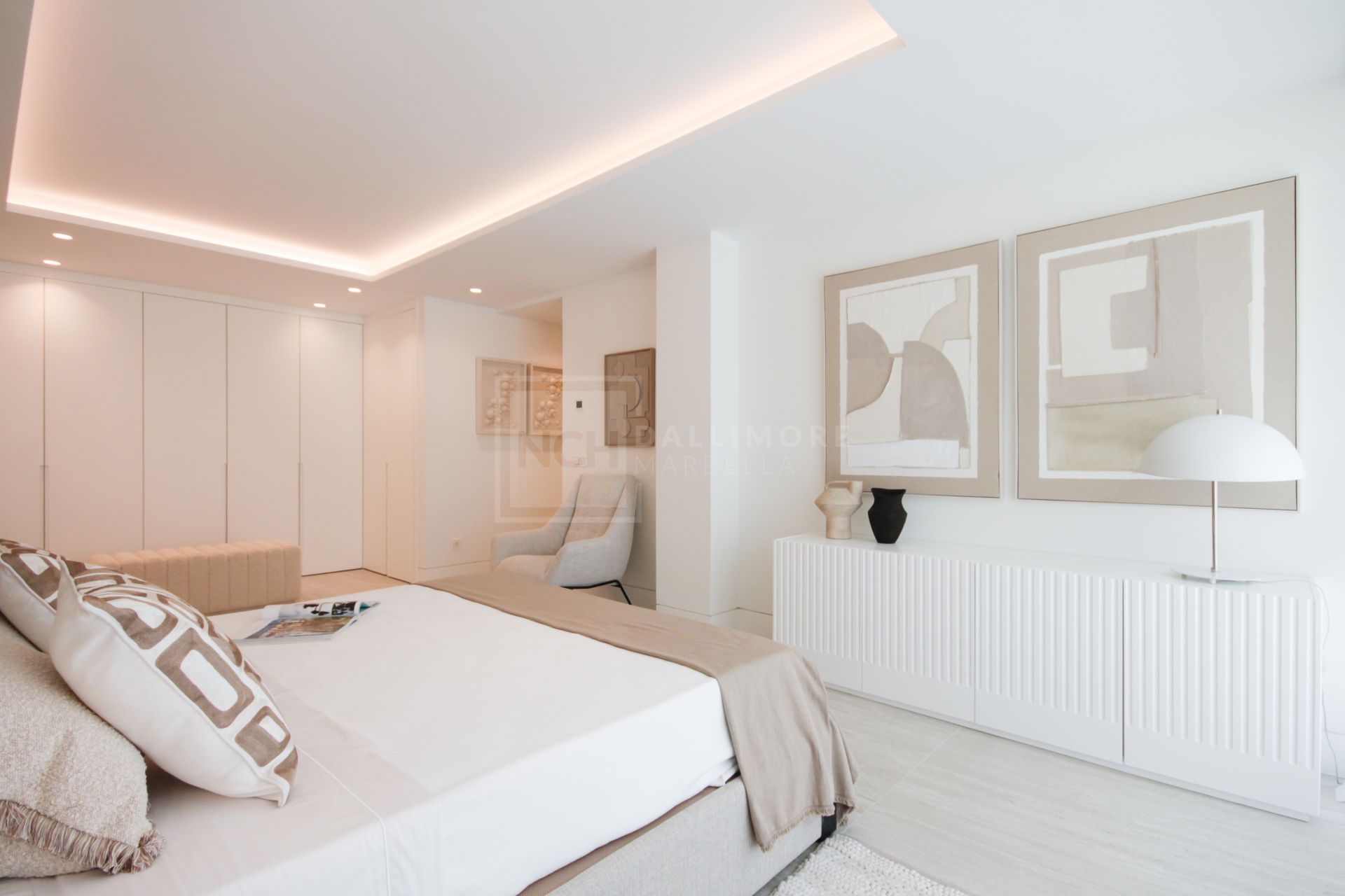 BEACHFRONT LUXURY APARTMENT IN ESTEPONA