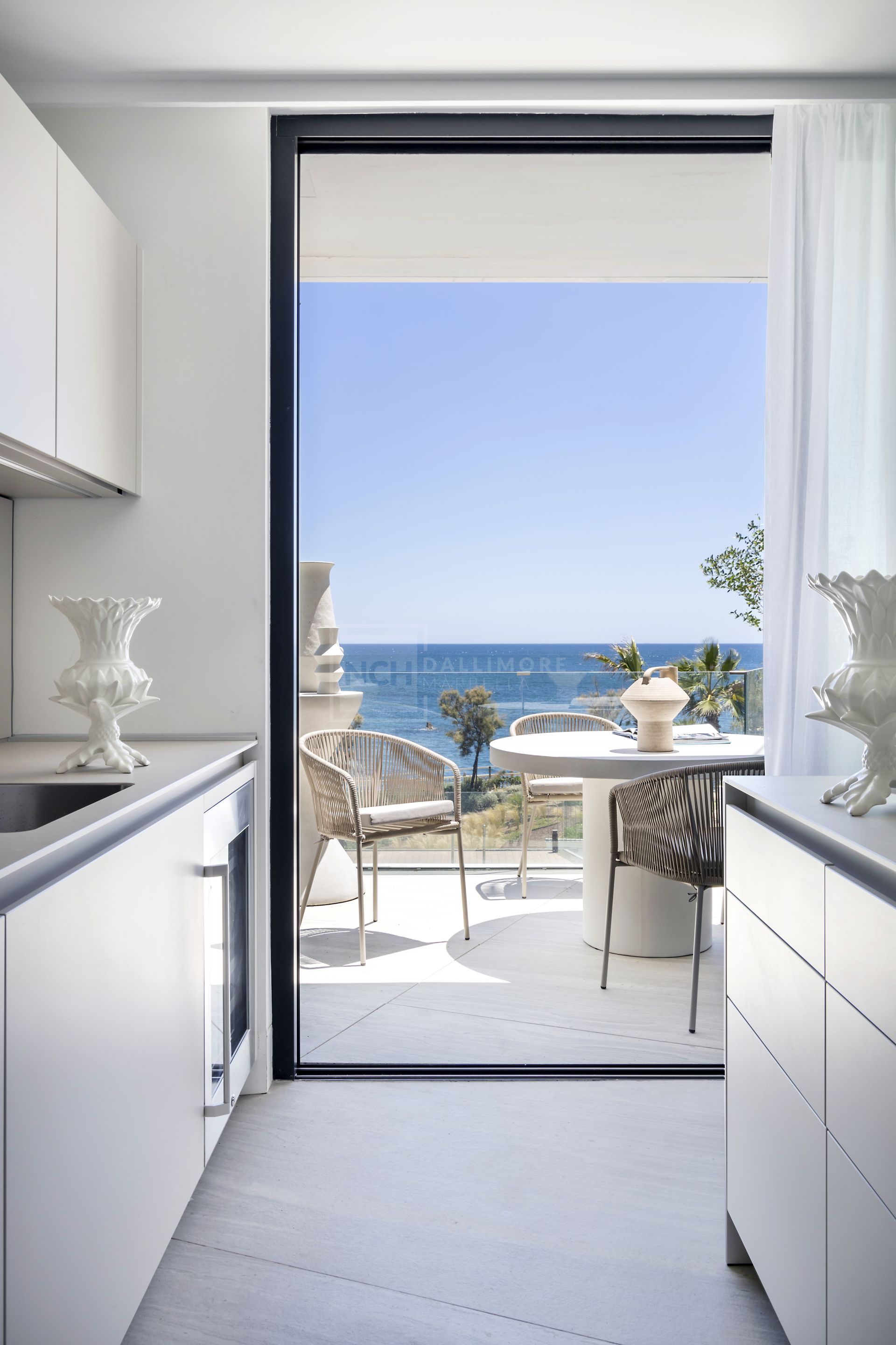 BEACHFRONT LUXURY APARTMENT IN ESTEPONA